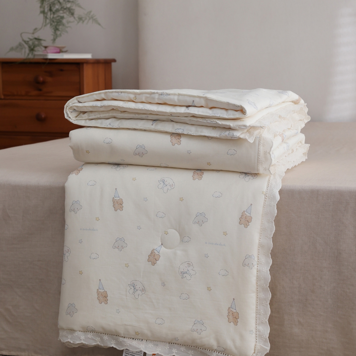 91家纺网 家纺一手货源 找家纺 万盛家纺 2026新款全棉双层纱花边印花夏被空调被夏凉被 小吉象