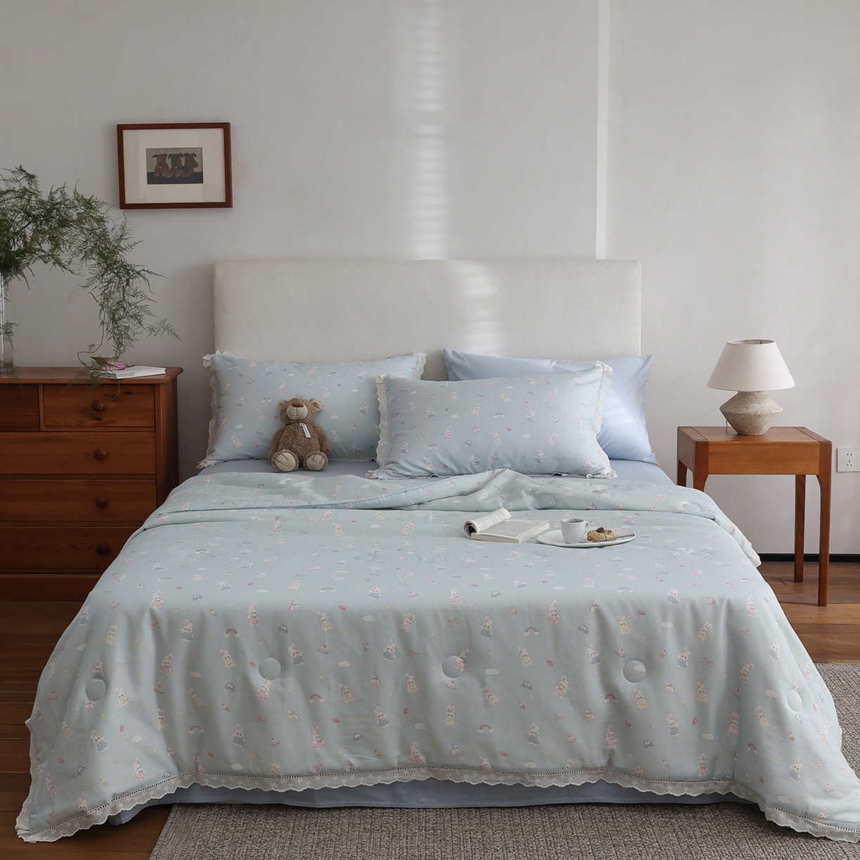 91家纺网 家纺一手货源 找家纺 万盛家纺 2026新款全棉双层纱花边印花夏被空调被夏凉被 兔子欢喜