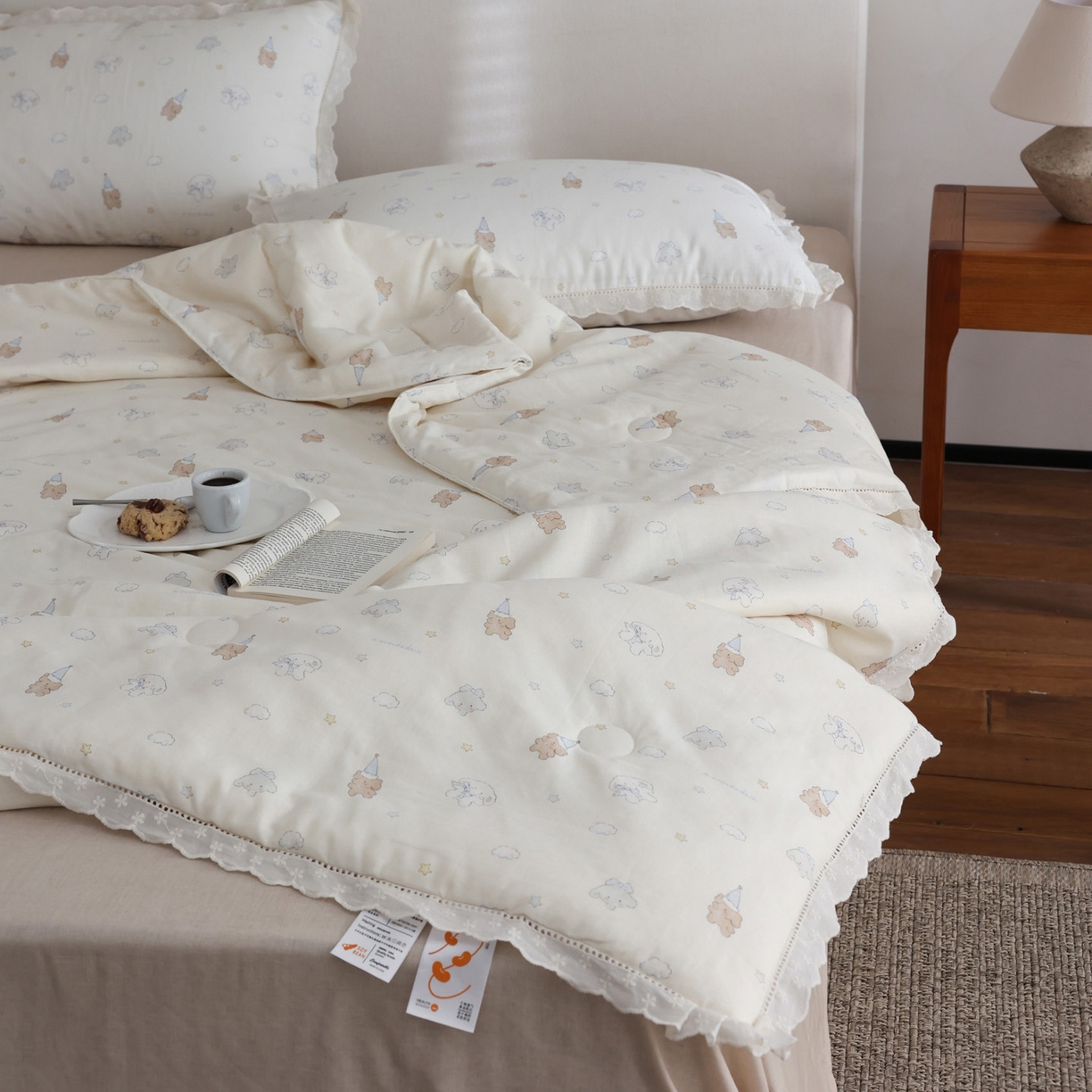 91家纺网 家纺一手货源 找家纺 万盛家纺 2026新款全棉双层纱花边印花夏被空调被夏凉被 小吉象