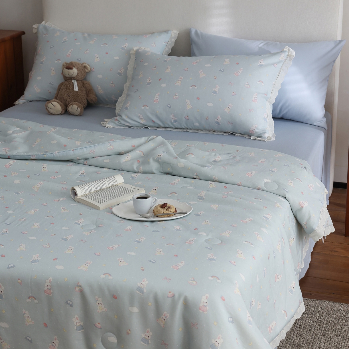 91家纺网 家纺一手货源 找家纺 万盛家纺 2026新款全棉双层纱花边印花夏被空调被夏凉被 兔子欢喜