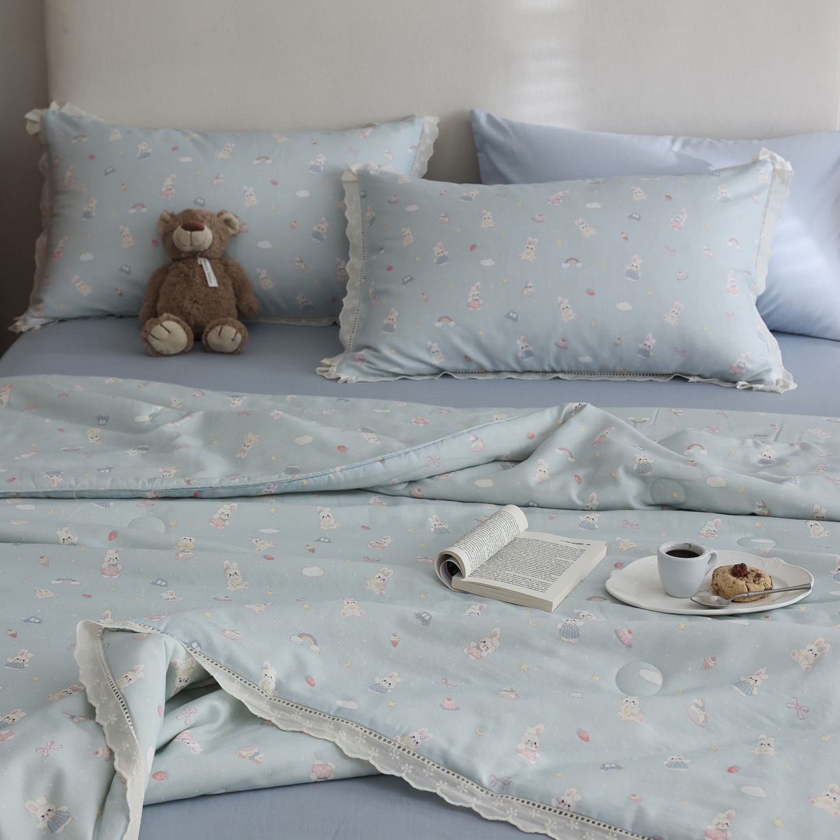 91家纺网 家纺一手货源 找家纺 万盛家纺 2026新款全棉双层纱花边印花夏被空调被夏凉被 兔子欢喜