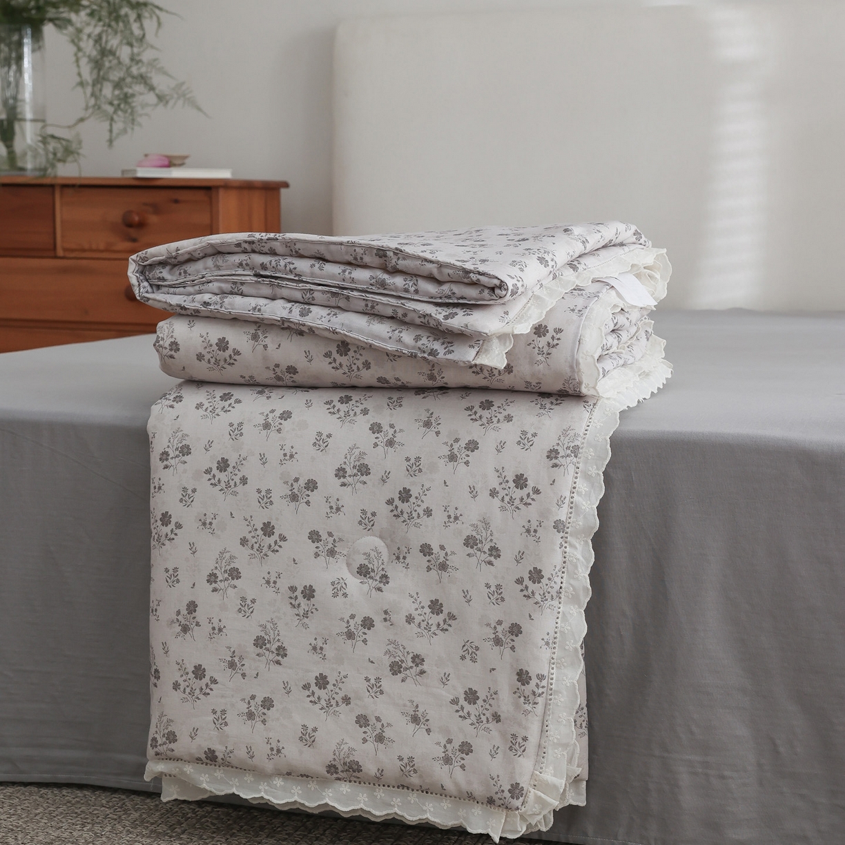 91家纺网 家纺一手货源 找家纺 万盛家纺 2026新款全棉双层纱花边印花夏被空调被夏凉被 月落昙华