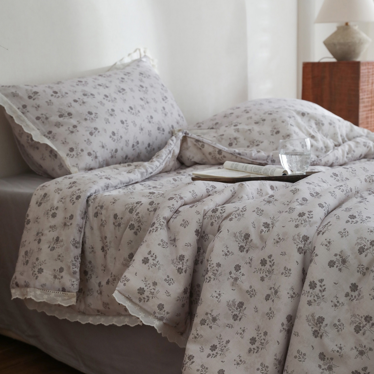 91家纺网 家纺一手货源 找家纺 万盛家纺 2026新款全棉双层纱花边印花夏被空调被夏凉被 月落昙华