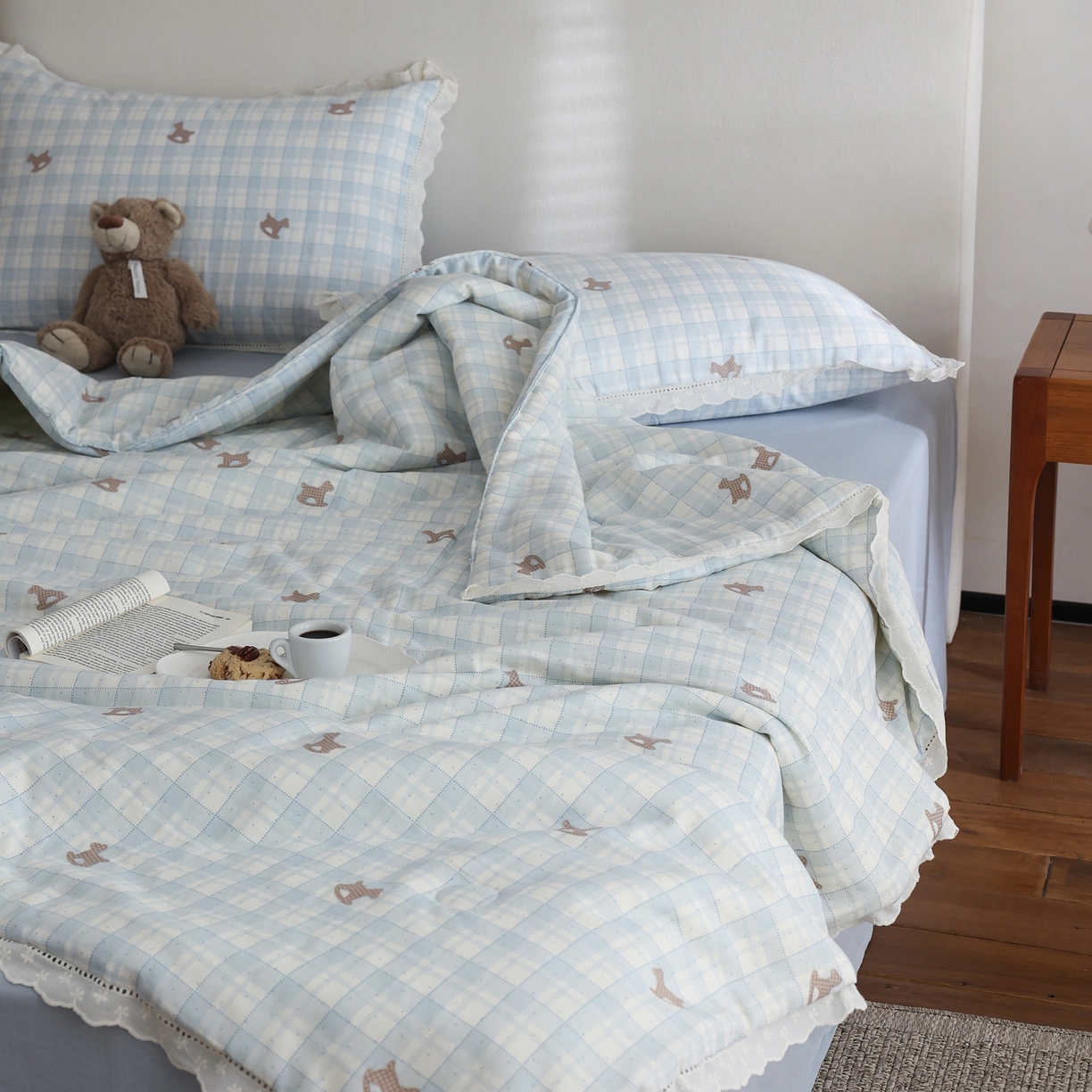 91家纺网 家纺一手货源 找家纺 万盛家纺 2026新款全棉双层纱花边印花夏被空调被夏凉被 摇摇木马