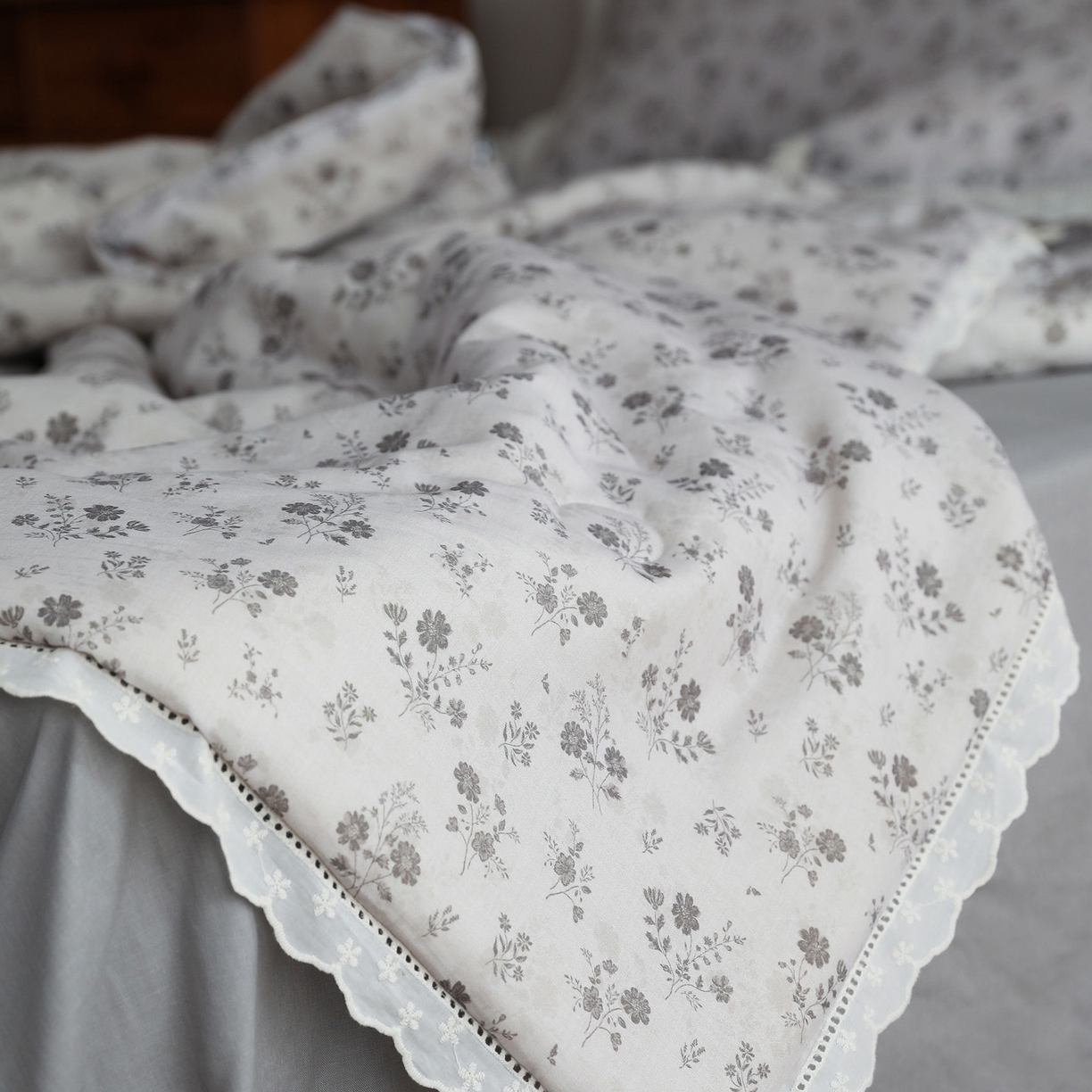 91家纺网 家纺一手货源 找家纺 万盛家纺 2026新款全棉双层纱花边印花夏被空调被夏凉被 月落昙华