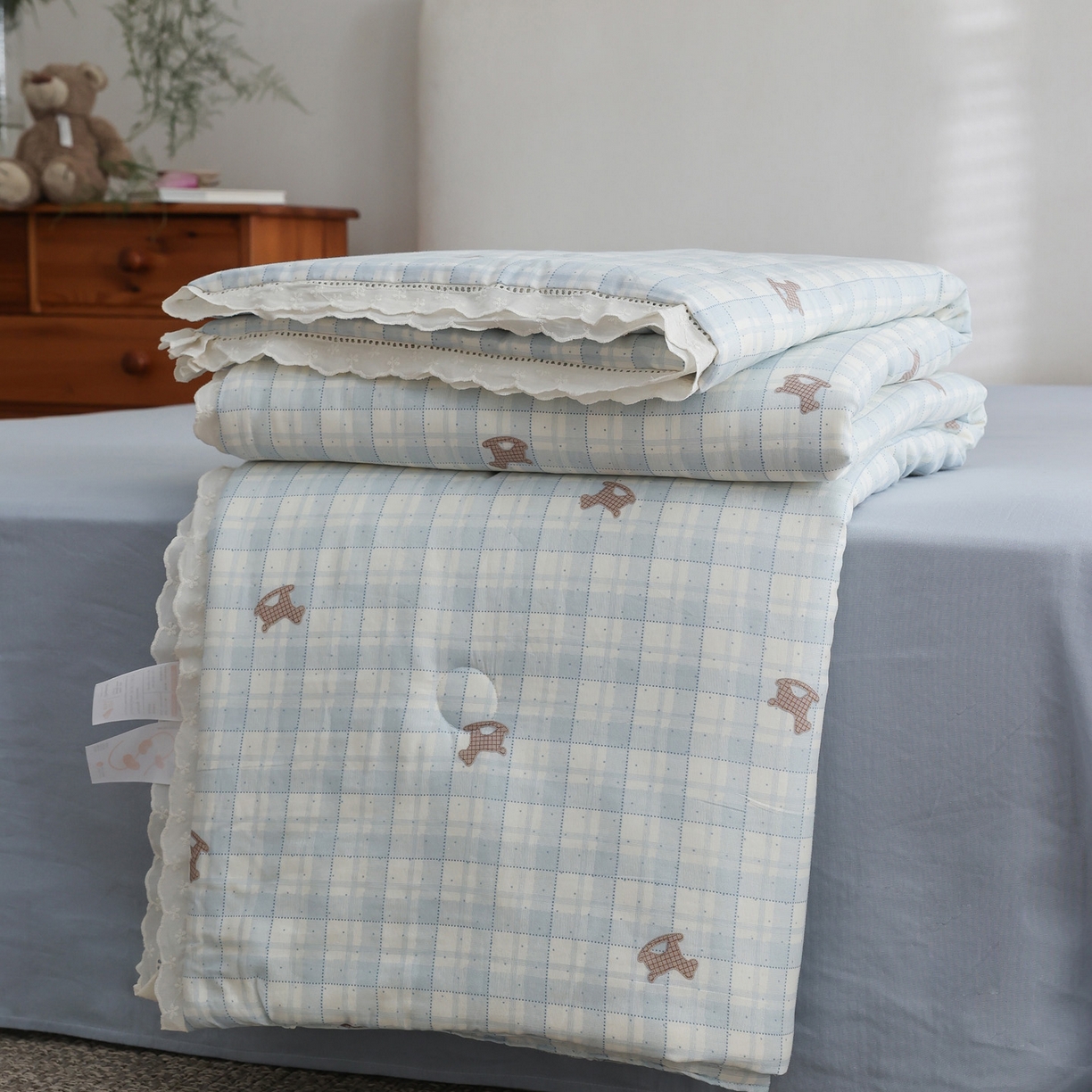 91家纺网 家纺一手货源 找家纺 万盛家纺 2026新款全棉双层纱花边印花夏被空调被夏凉被 摇摇木马