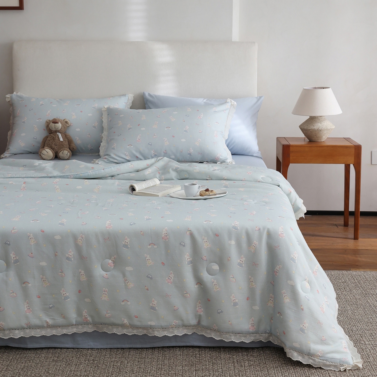 91家纺网 家纺一手货源 找家纺 万盛家纺 2026新款全棉双层纱花边印花夏被空调被夏凉被 兔子欢喜