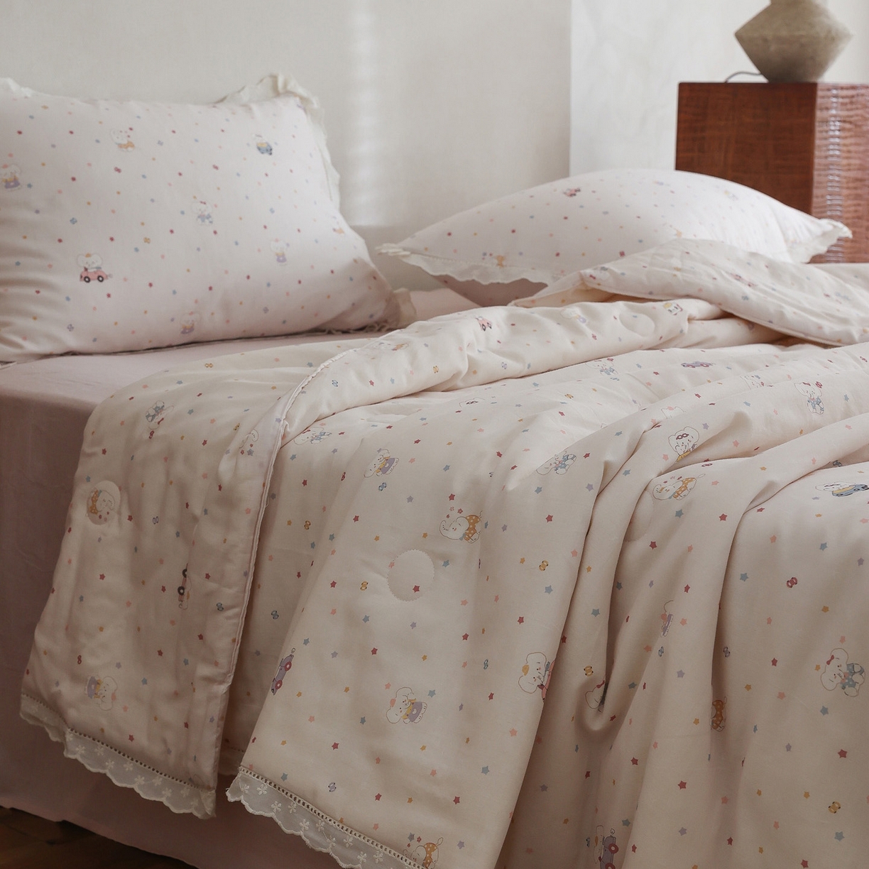 91家纺网 家纺一手货源 找家纺 万盛家纺 2026新款全棉双层纱花边印花夏被空调被夏凉被 俏皮小象