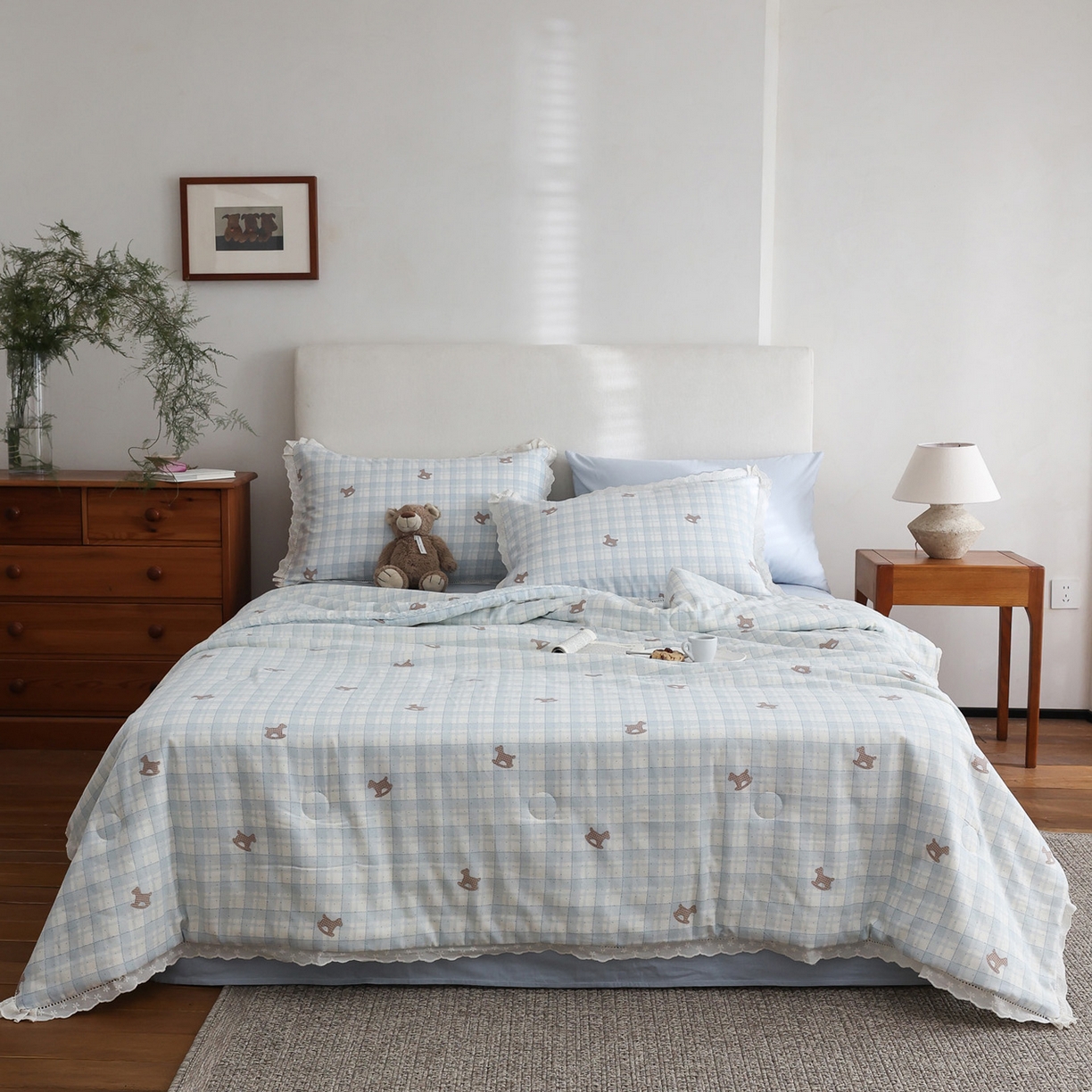 91家纺网 家纺一手货源 找家纺 万盛家纺 2026新款全棉双层纱花边印花夏被空调被夏凉被 摇摇木马