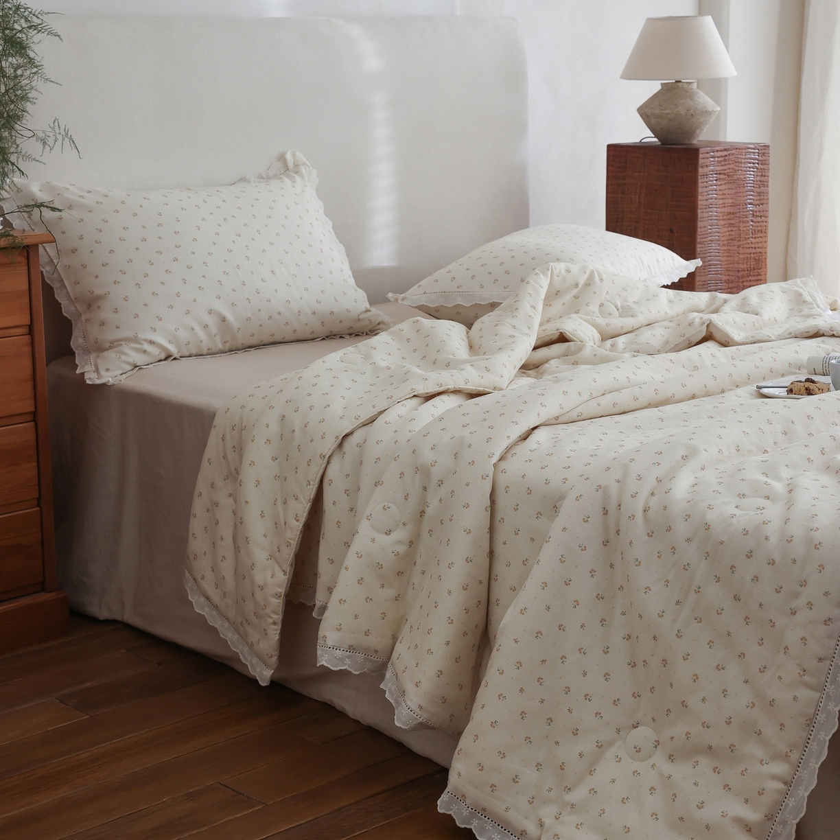 91家纺网 家纺一手货源 找家纺 万盛家纺 2026新款全棉双层纱花边印花夏被空调被夏凉被 浅陌