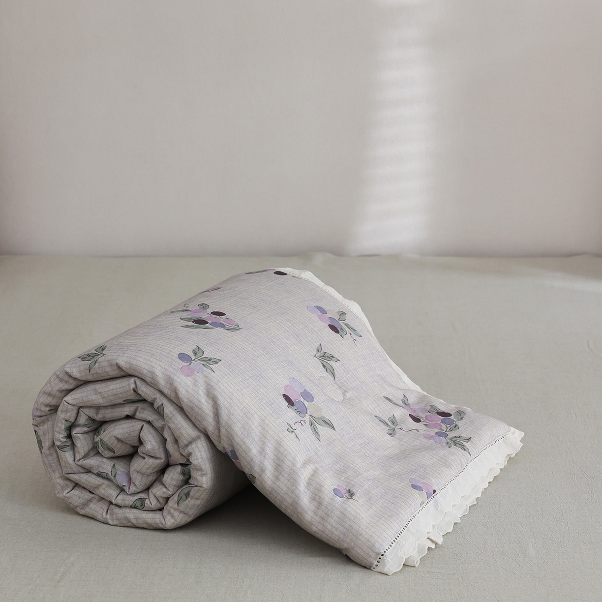 91家纺网 家纺一手货源 找家纺 万盛家纺 2026新款全棉双层纱花边印花夏被空调被夏凉被 铃兰