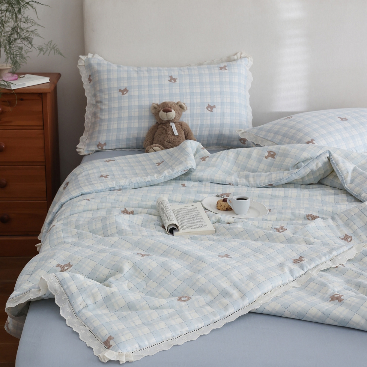 91家纺网 家纺一手货源 找家纺 万盛家纺 2026新款全棉双层纱花边印花夏被空调被夏凉被 摇摇木马