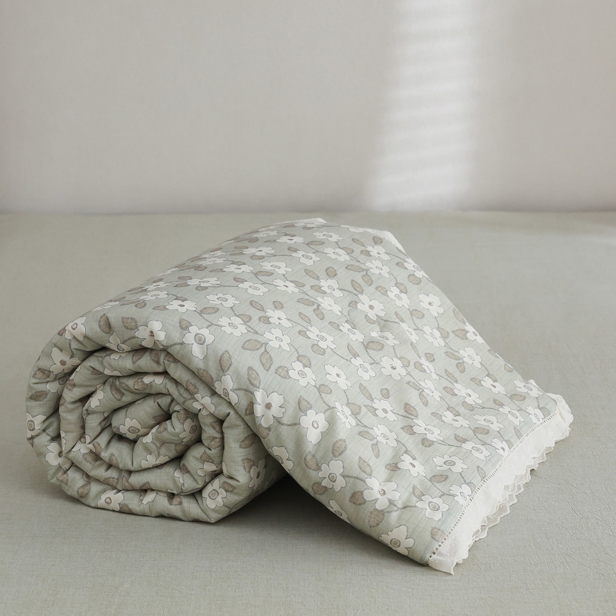 91家纺网 家纺一手货源 找家纺 万盛家纺 2026新款全棉双层纱花边印花夏被空调被夏凉被 曼叶