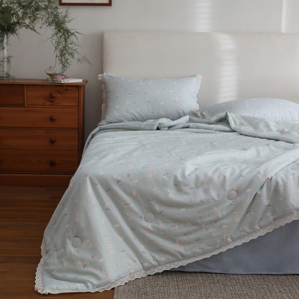 91家纺网 家纺一手货源 找家纺 万盛家纺 2026新款全棉双层纱花边印花夏被空调被夏凉被 兔子欢喜