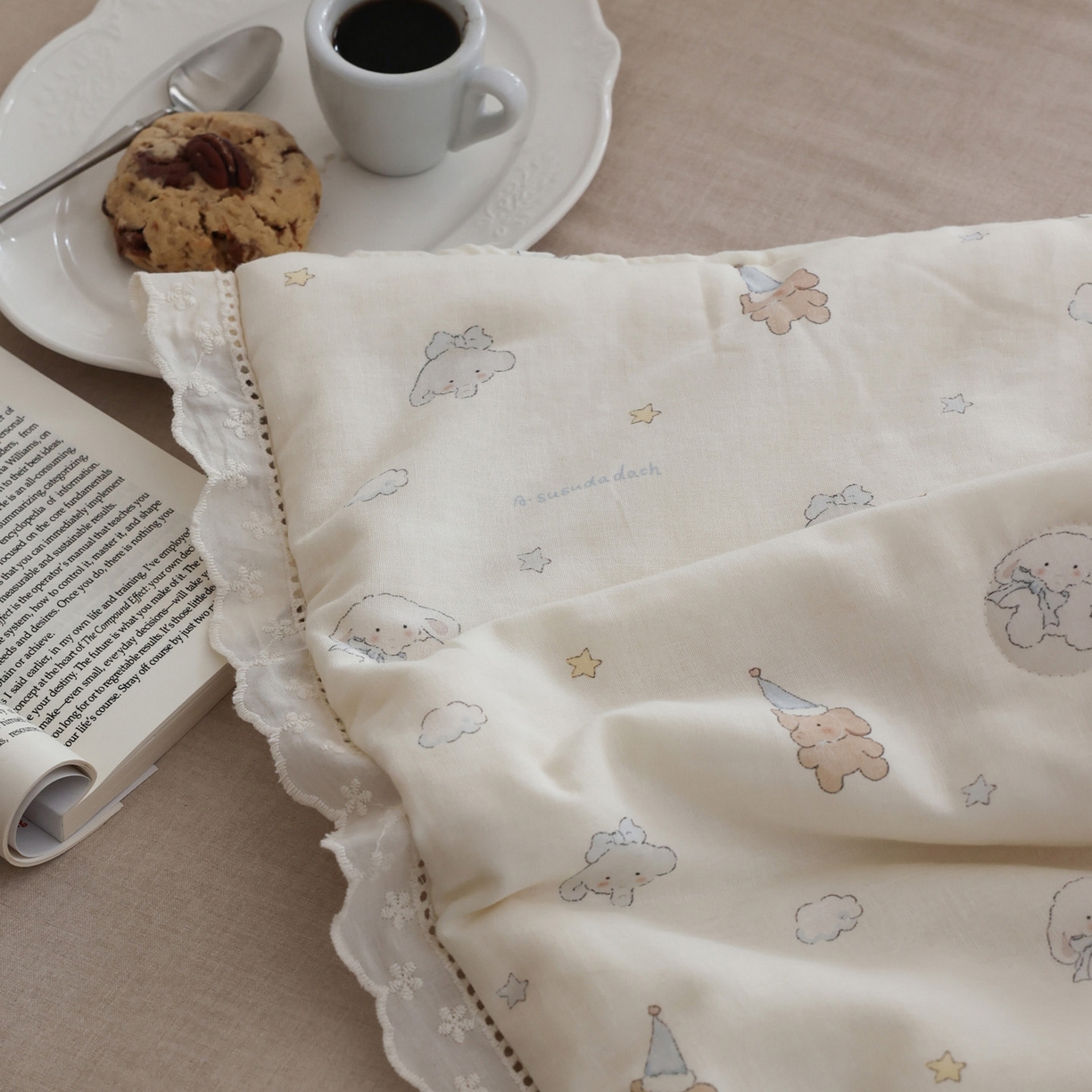 91家纺网 家纺一手货源 找家纺 万盛家纺 2026新款全棉双层纱花边印花夏被空调被夏凉被 小吉象