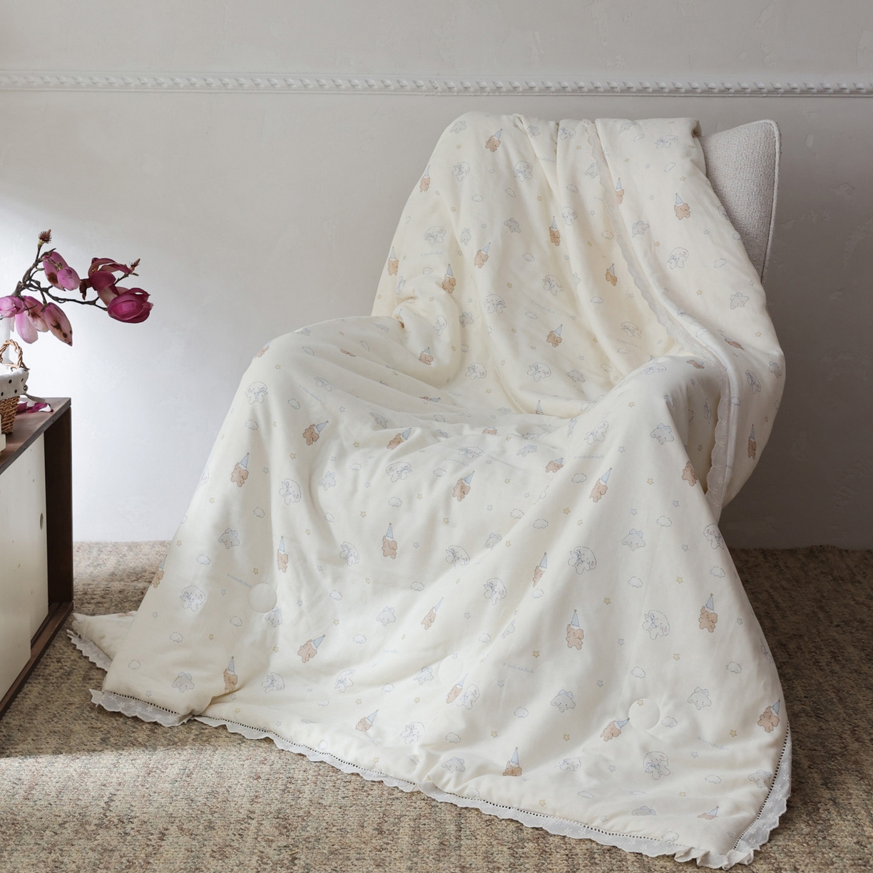 91家纺网 家纺一手货源 找家纺 万盛家纺 2026新款全棉双层纱花边印花夏被空调被夏凉被 小吉象