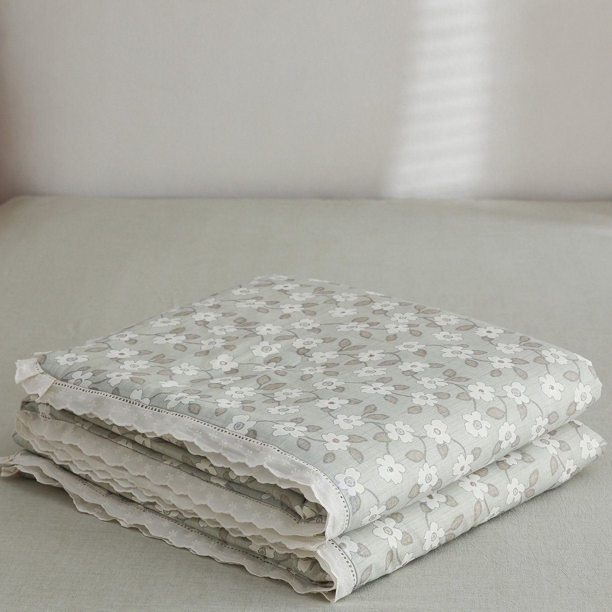 91家纺网 家纺一手货源 找家纺 万盛家纺 2026新款全棉双层纱花边印花夏被空调被夏凉被 曼叶