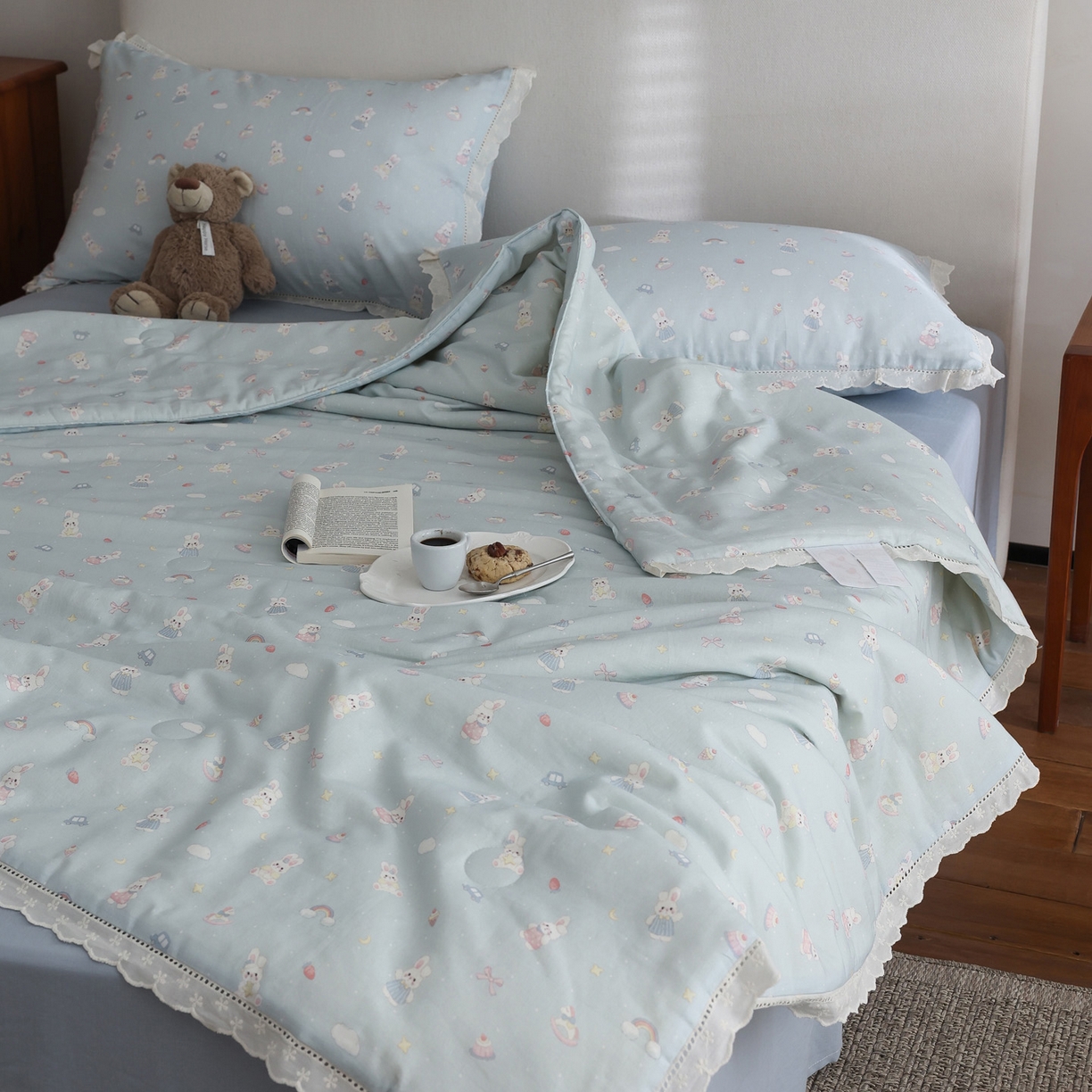 91家纺网 家纺一手货源 找家纺 万盛家纺 2026新款全棉双层纱花边印花夏被空调被夏凉被 兔子欢喜