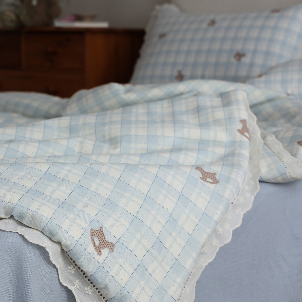 91家纺网 家纺一手货源 找家纺 万盛家纺 2026新款全棉双层纱花边印花夏被空调被夏凉被 摇摇木马