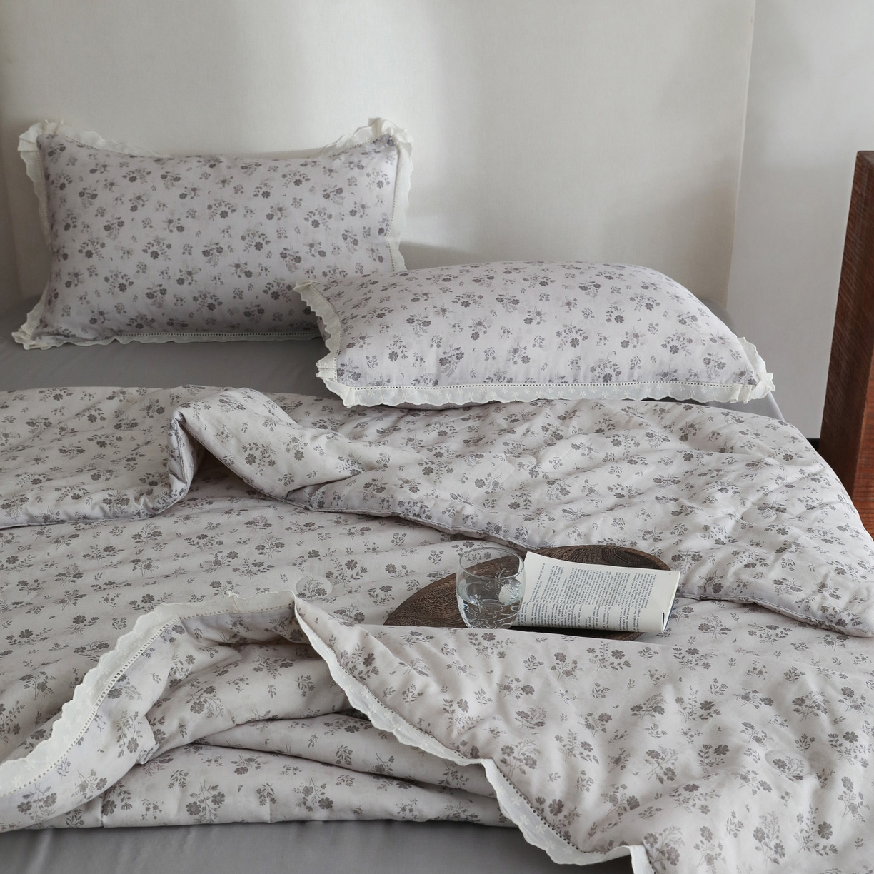 91家纺网 家纺一手货源 找家纺 万盛家纺 2026新款全棉双层纱花边印花夏被空调被夏凉被 月落昙华