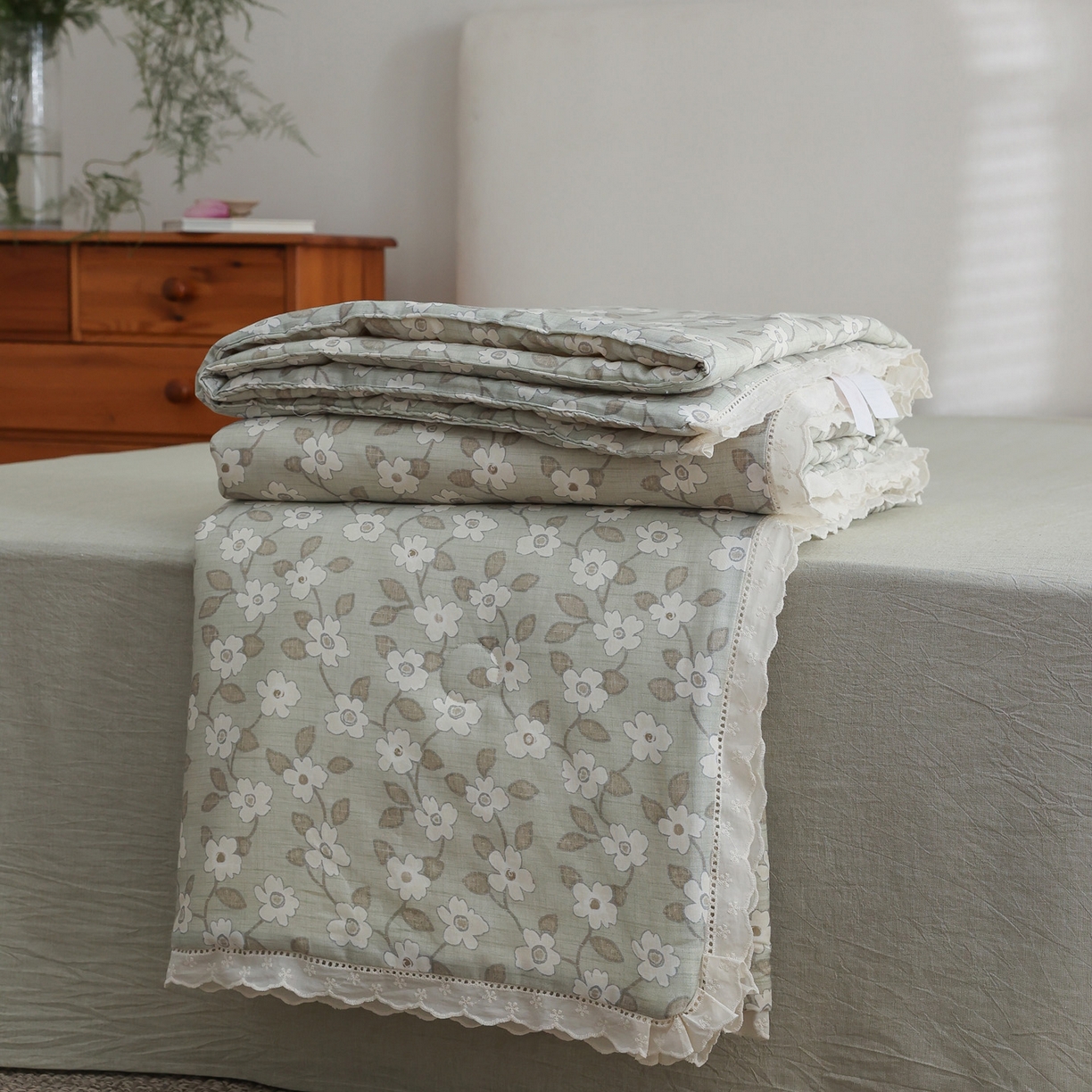 91家纺网 家纺一手货源 找家纺 万盛家纺 2026新款全棉双层纱花边印花夏被空调被夏凉被 曼叶