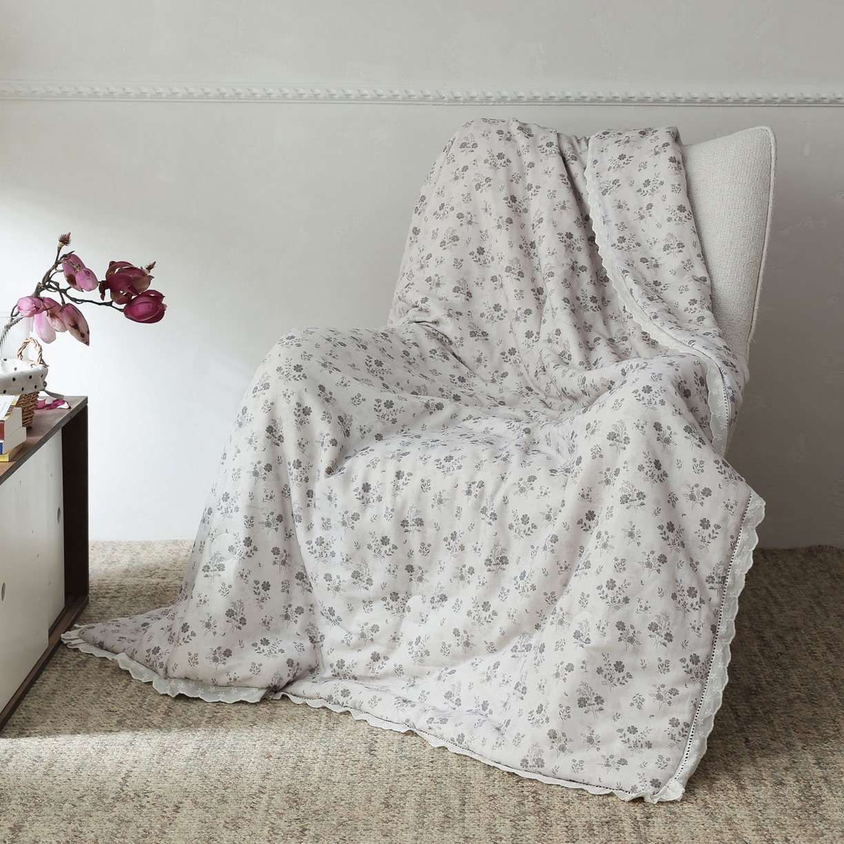 91家纺网 家纺一手货源 找家纺 万盛家纺 2026新款全棉双层纱花边印花夏被空调被夏凉被 月落昙华