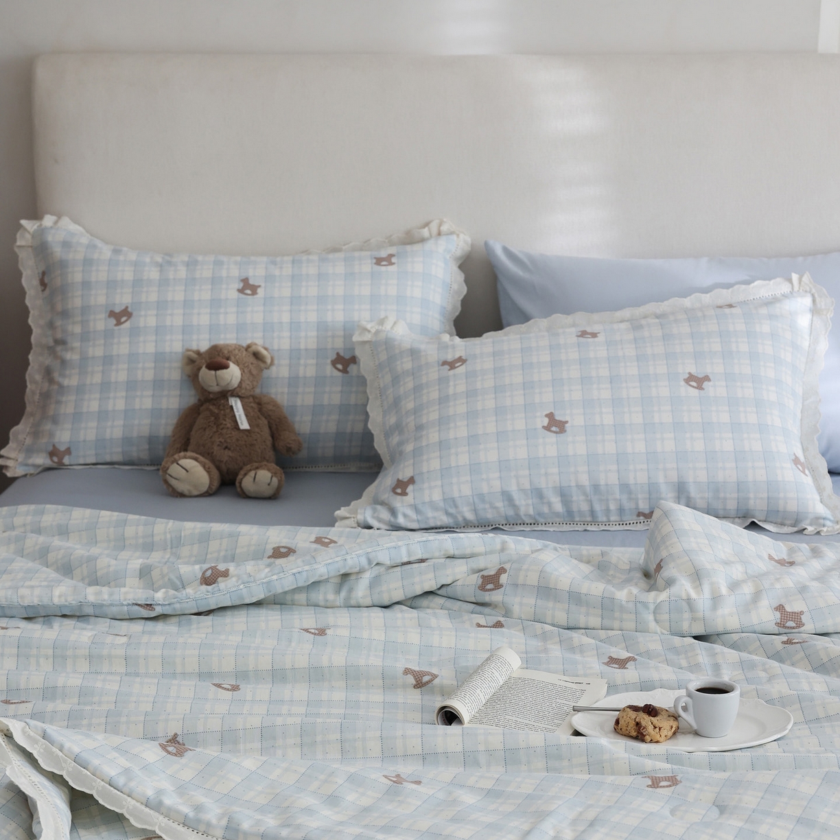 91家纺网 家纺一手货源 找家纺 万盛家纺 2026新款全棉双层纱花边印花夏被空调被夏凉被 摇摇木马