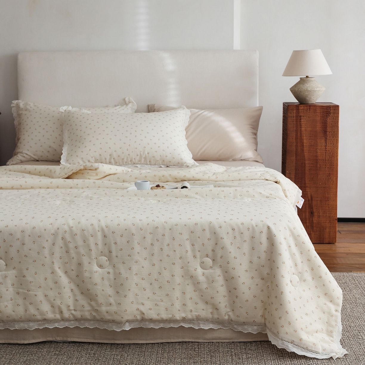 91家纺网 家纺一手货源 找家纺 万盛家纺 2026新款全棉双层纱花边印花夏被空调被夏凉被 浅陌