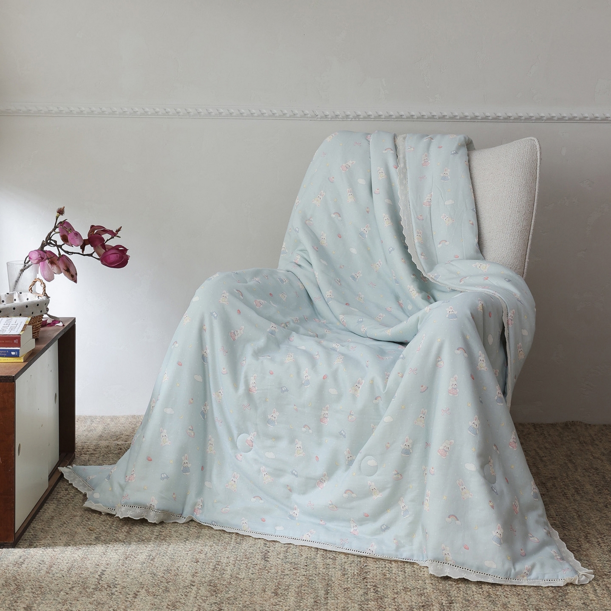 91家纺网 家纺一手货源 找家纺 万盛家纺 2026新款全棉双层纱花边印花夏被空调被夏凉被 兔子欢喜