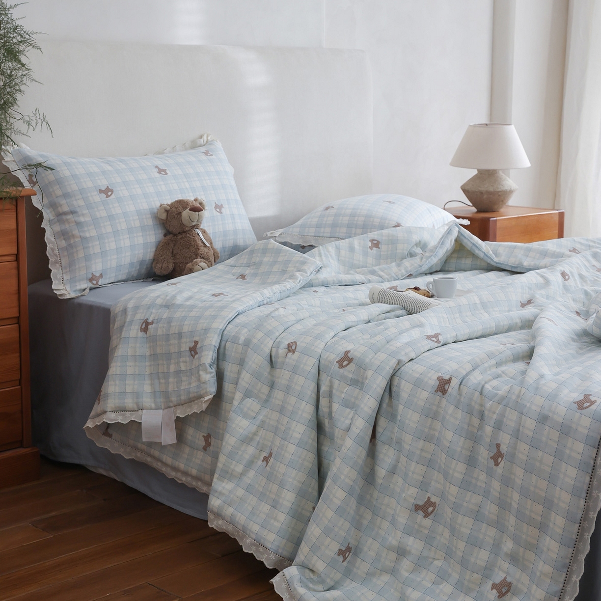 91家纺网 家纺一手货源 找家纺 万盛家纺 2026新款全棉双层纱花边印花夏被空调被夏凉被 摇摇木马