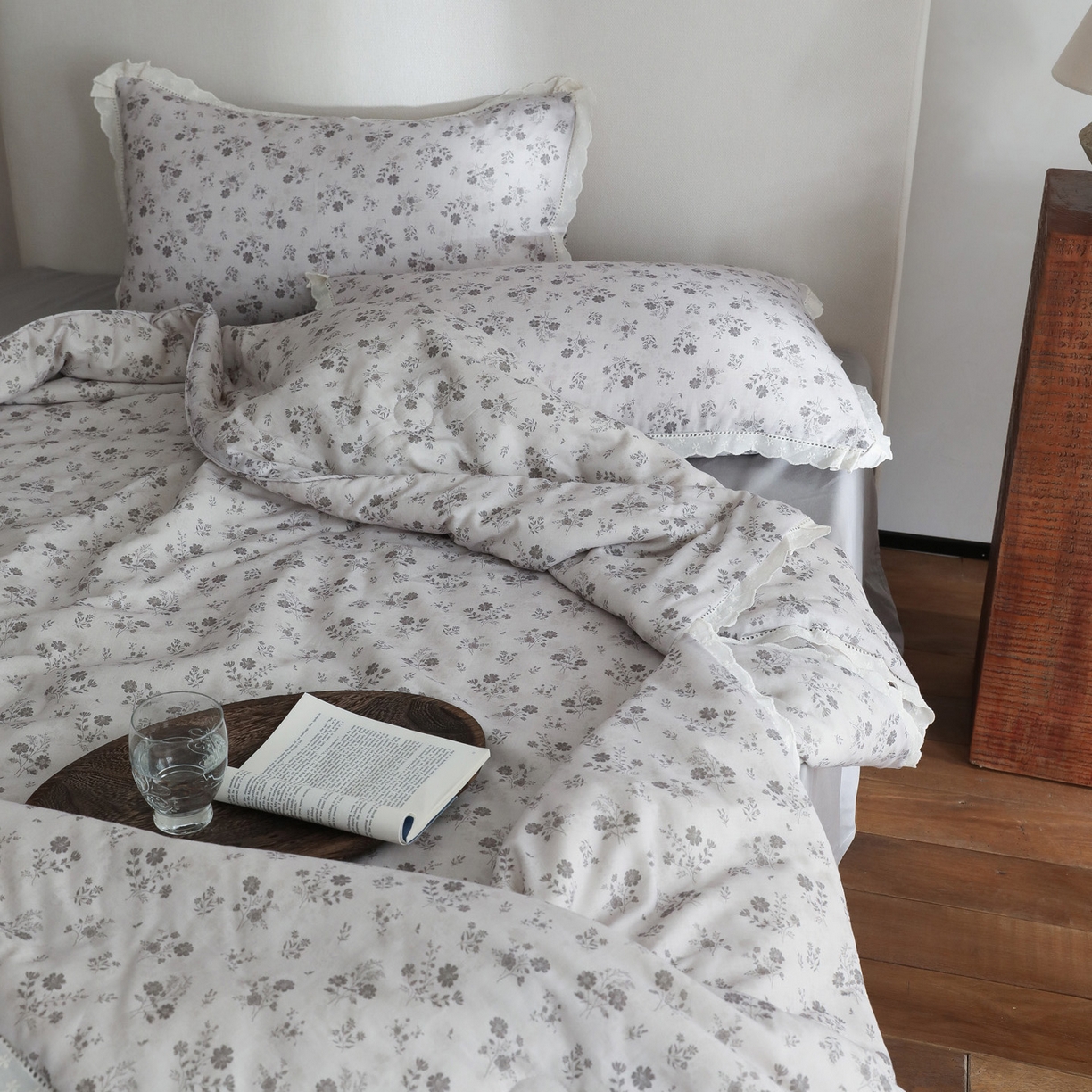 91家纺网 家纺一手货源 找家纺 万盛家纺 2026新款全棉双层纱花边印花夏被空调被夏凉被 月落昙华