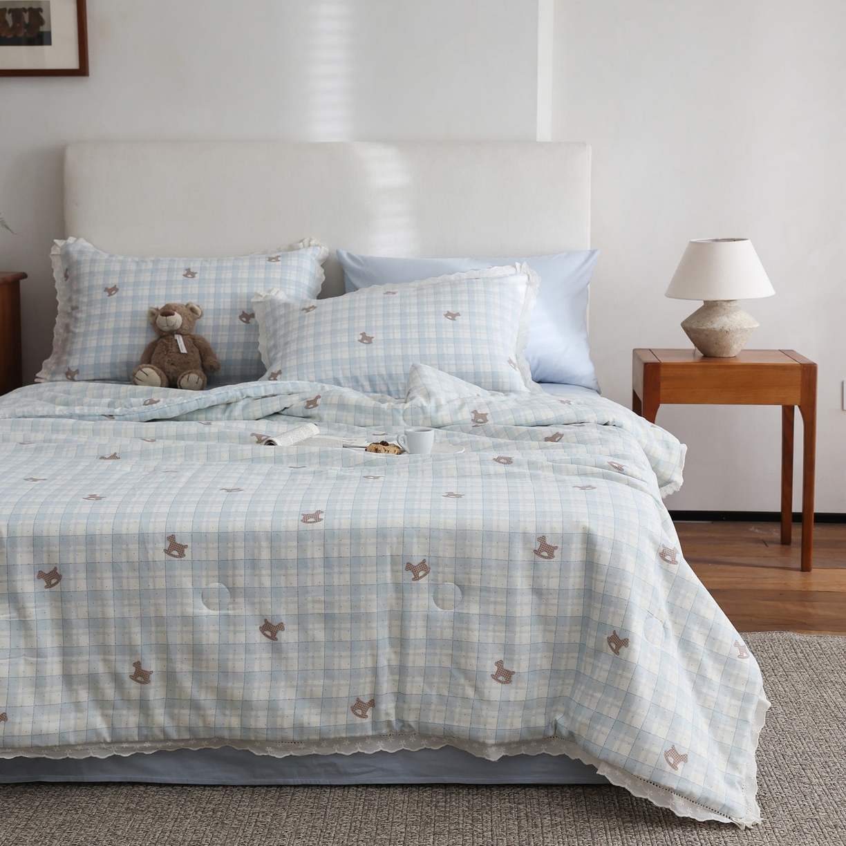 91家纺网 家纺一手货源 找家纺 万盛家纺 2026新款全棉双层纱花边印花夏被空调被夏凉被 摇摇木马