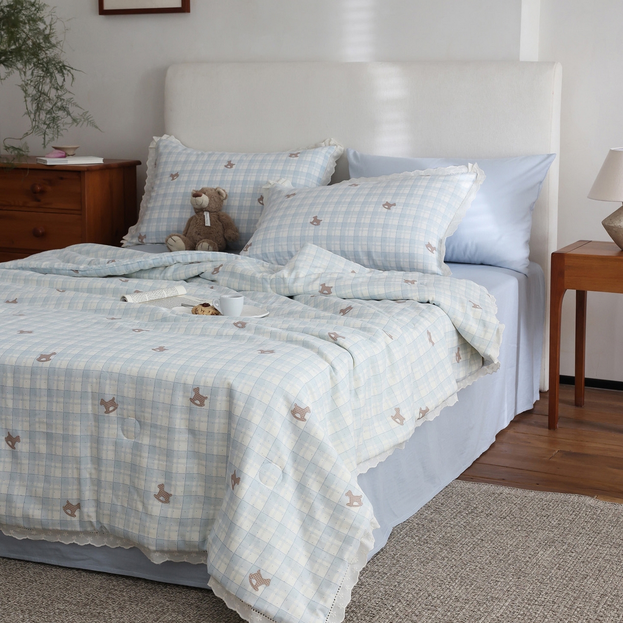 91家纺网 家纺一手货源 找家纺 万盛家纺 2026新款全棉双层纱花边印花夏被空调被夏凉被 摇摇木马