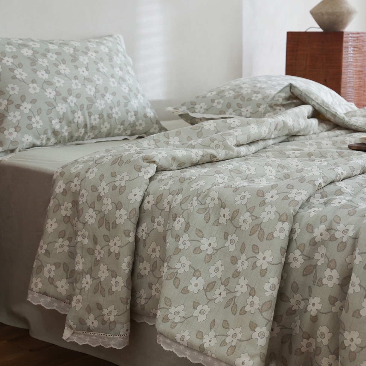 91家纺网 家纺一手货源 找家纺 万盛家纺 2026新款全棉双层纱花边印花夏被空调被夏凉被 曼叶