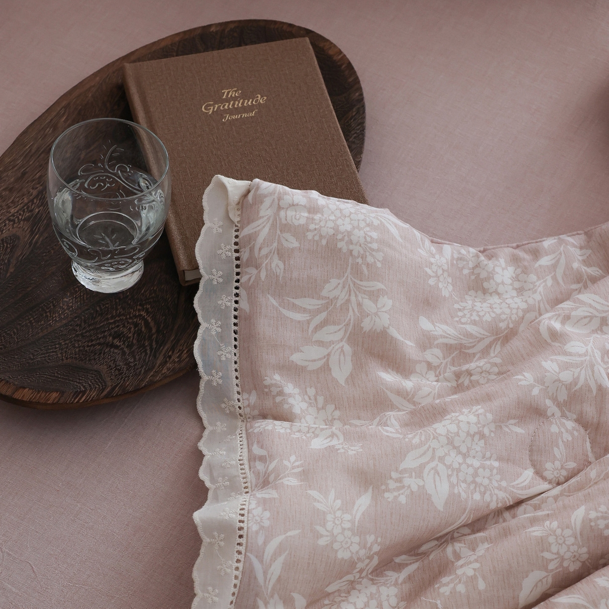 91家纺网 家纺一手货源 找家纺 万盛家纺 2026新款全棉双层纱花边印花夏被空调被夏凉被 简悦