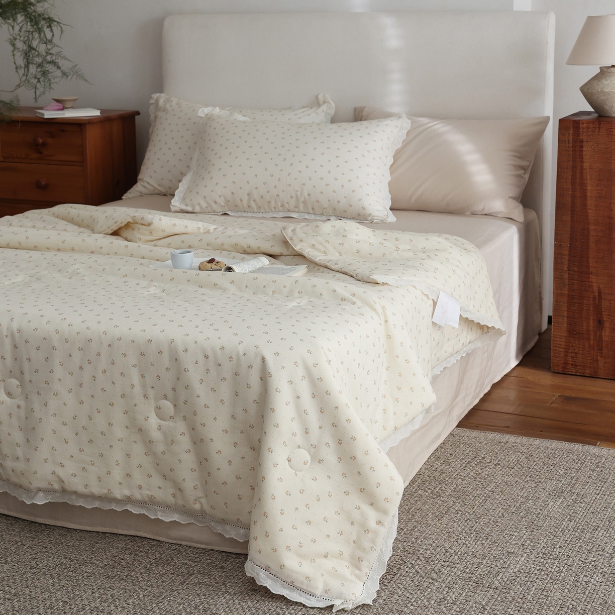 91家纺网 家纺一手货源 找家纺 万盛家纺 2026新款全棉双层纱花边印花夏被空调被夏凉被 浅陌