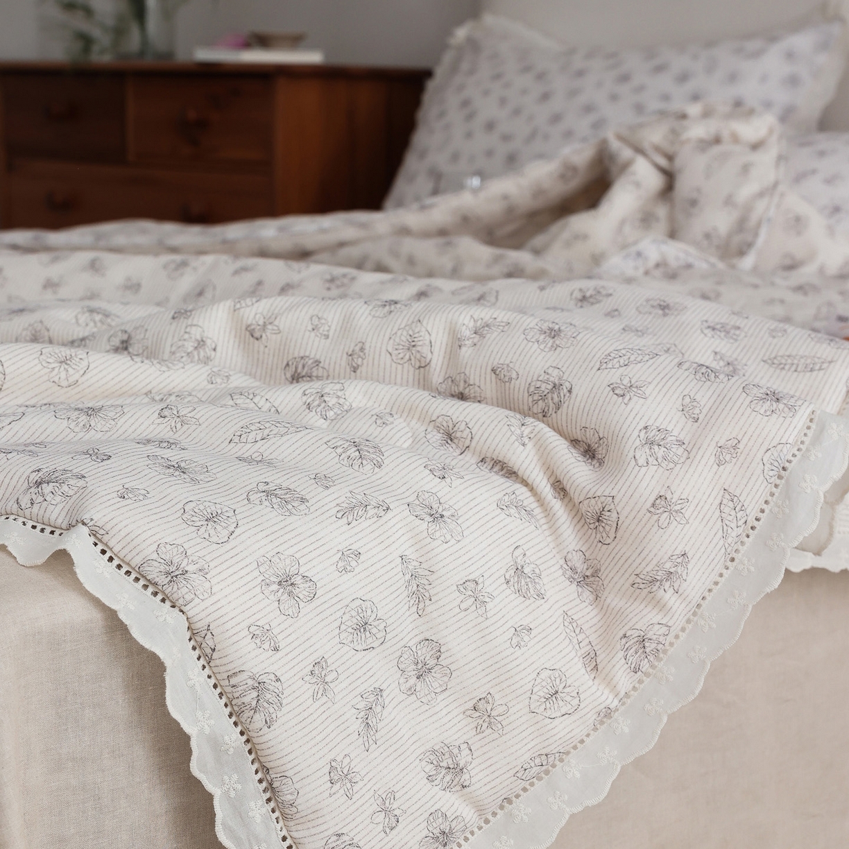 91家纺网 家纺一手货源 找家纺 万盛家纺 2026新款全棉双层纱花边印花夏被空调被夏凉被 素颜