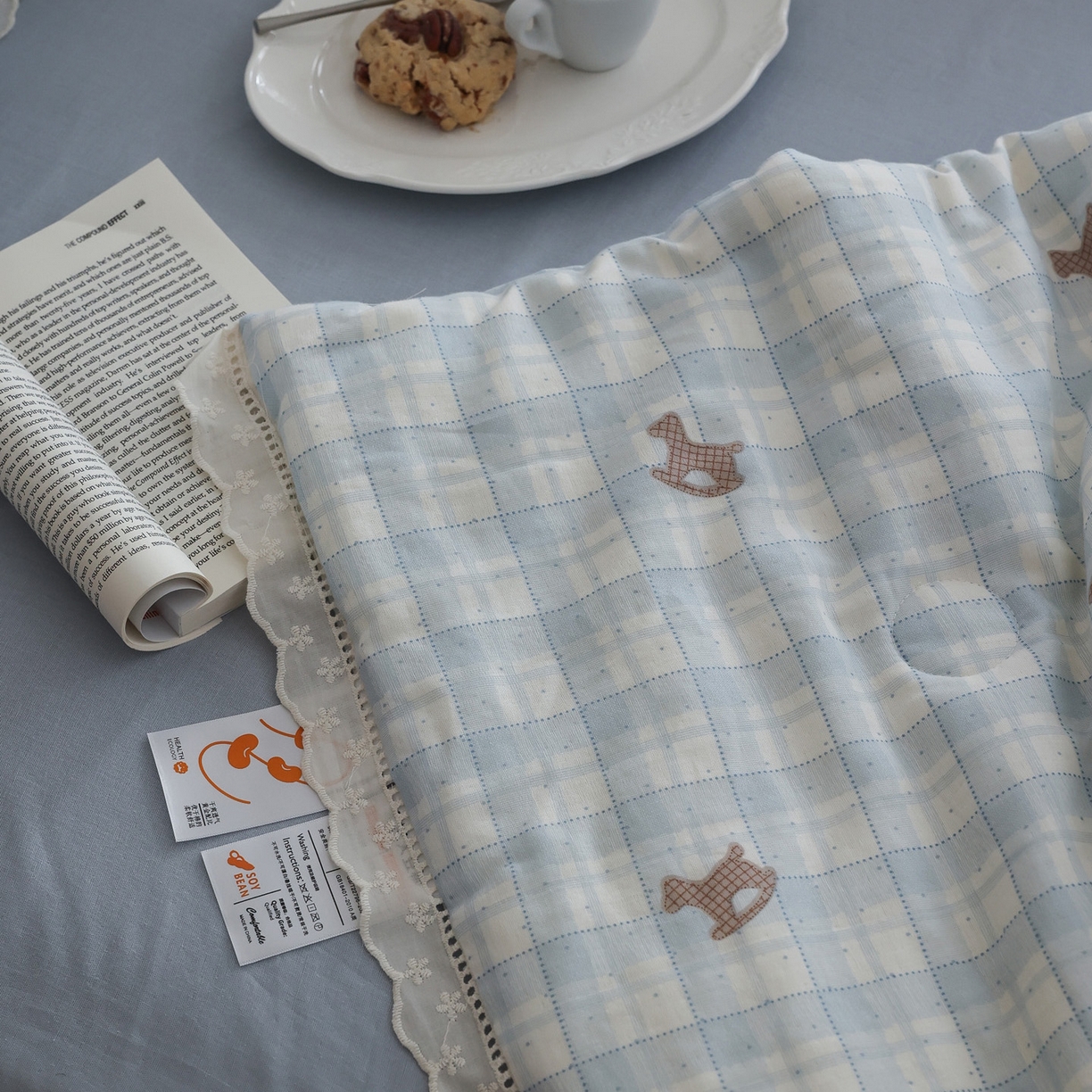 91家纺网 家纺一手货源 找家纺 万盛家纺 2026新款全棉双层纱花边印花夏被空调被夏凉被 摇摇木马