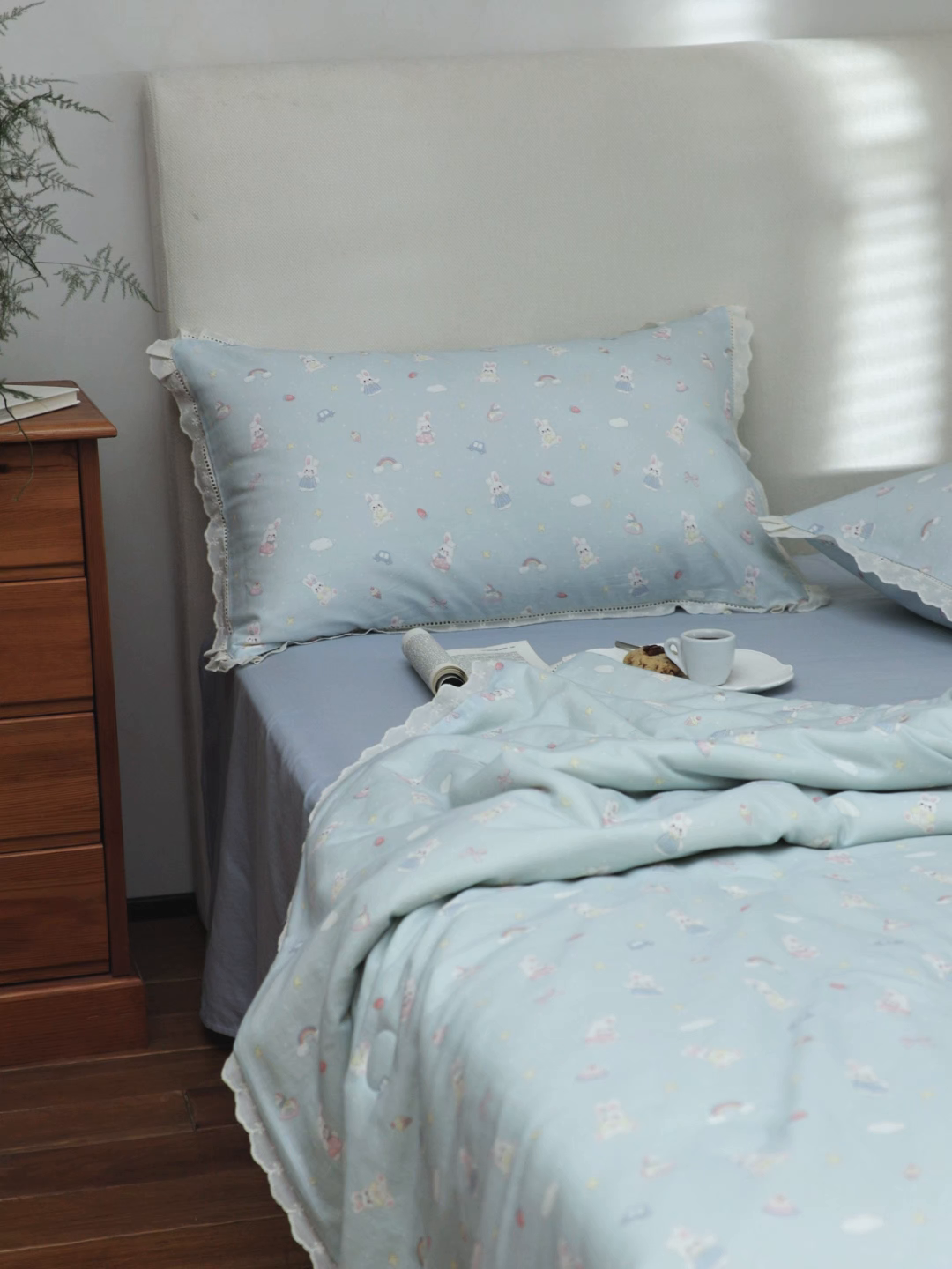 91家纺网 家纺一手货源 找家纺 万盛家纺 2026新款全棉双层纱花边印花夏被空调被夏凉被 兔子欢喜