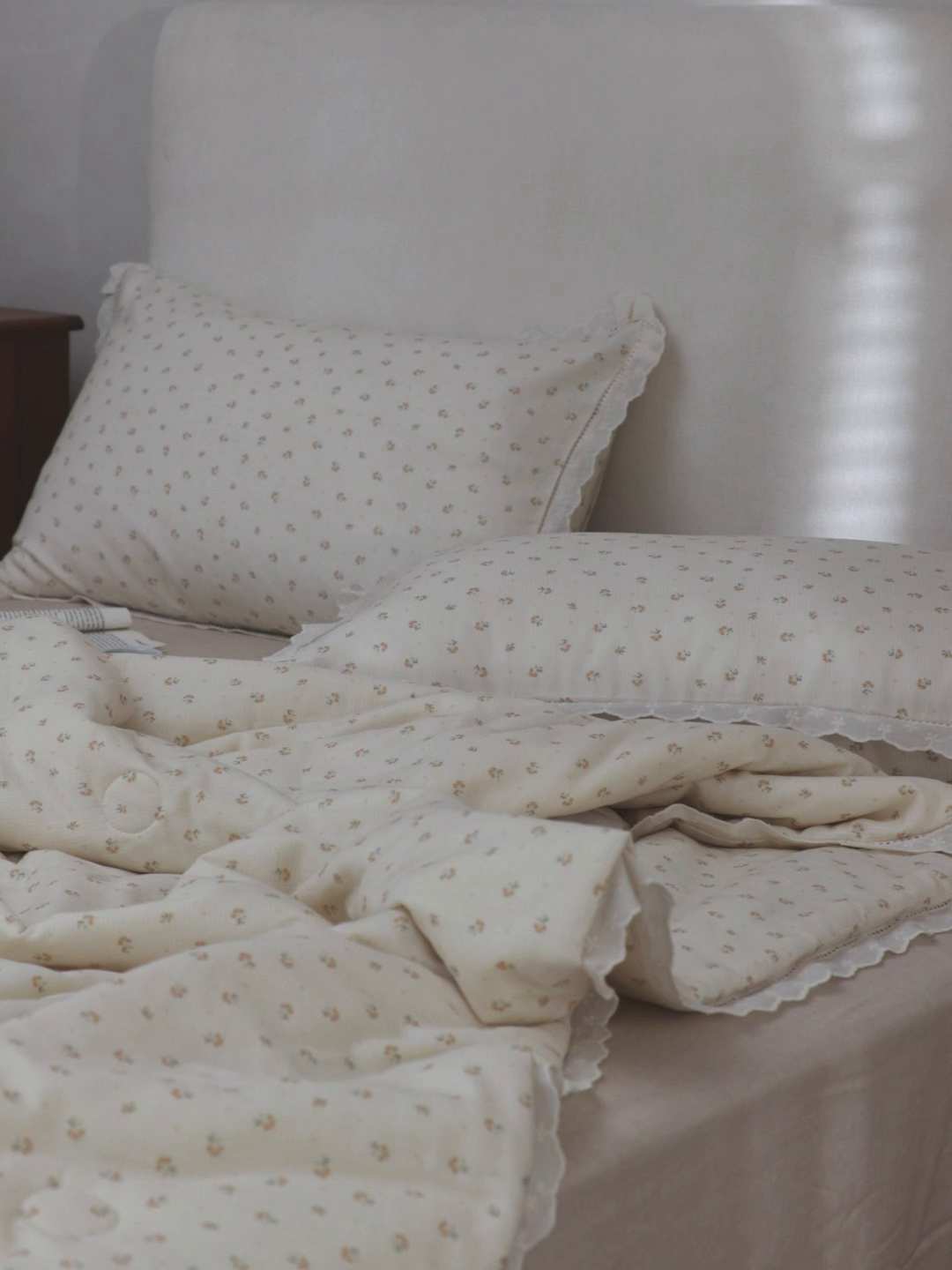 91家纺网 家纺一手货源 找家纺 万盛家纺 2026新款全棉双层纱花边印花夏被空调被夏凉被 浅陌