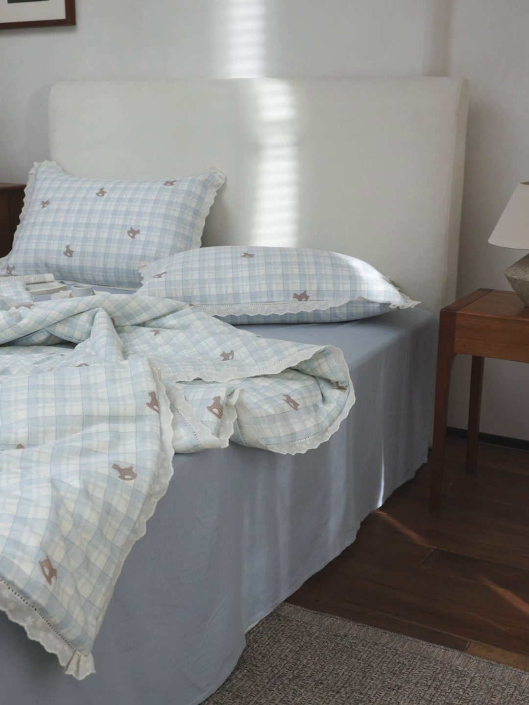 91家纺网 家纺一手货源 找家纺 万盛家纺 2026新款全棉双层纱花边印花夏被空调被夏凉被 摇摇木马