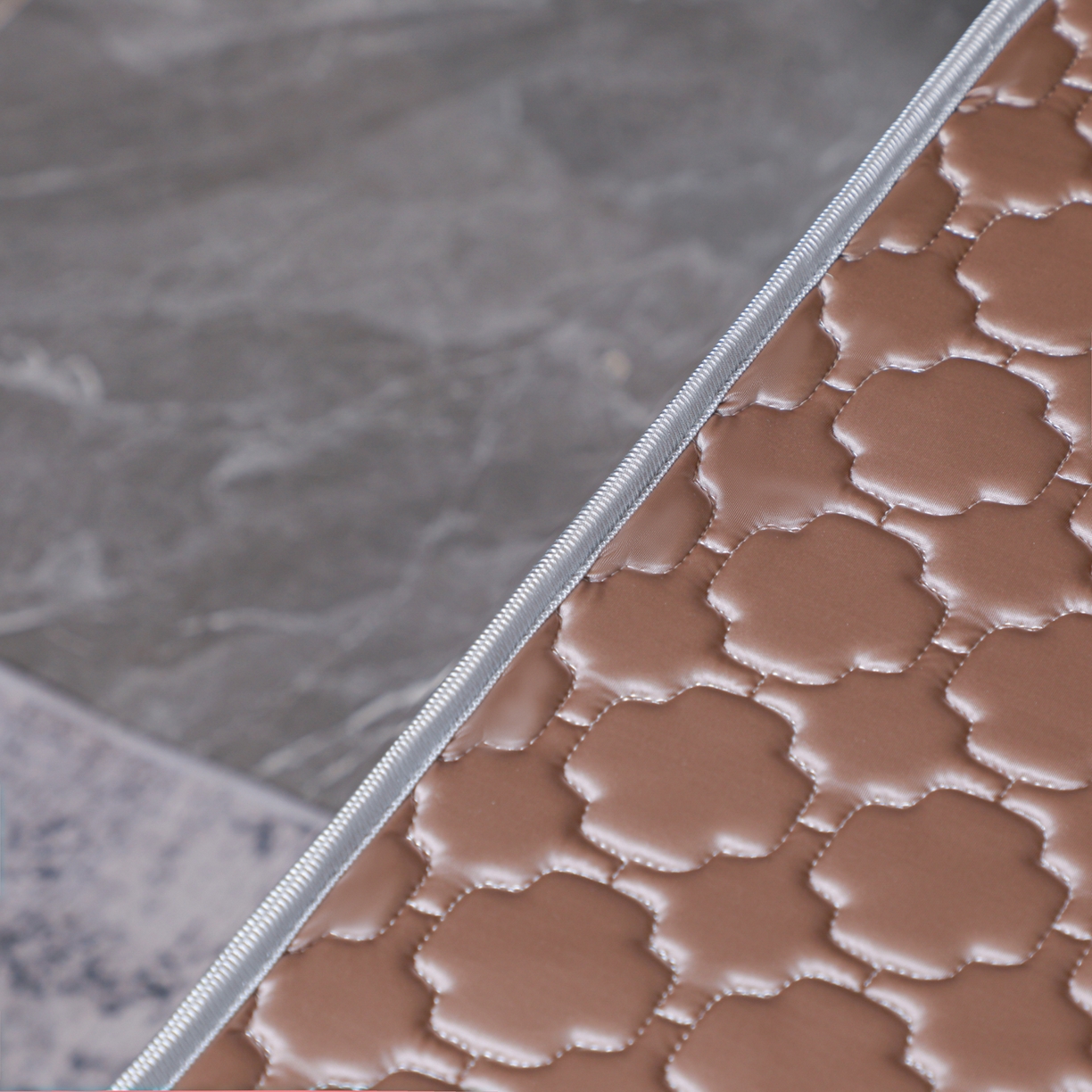 91家纺网 家纺一手货源 找家纺 多乐家纺 2026新款水光冰丝绸锦氨冰皮加厚乳胶凉席席子 香槟金-床笠款