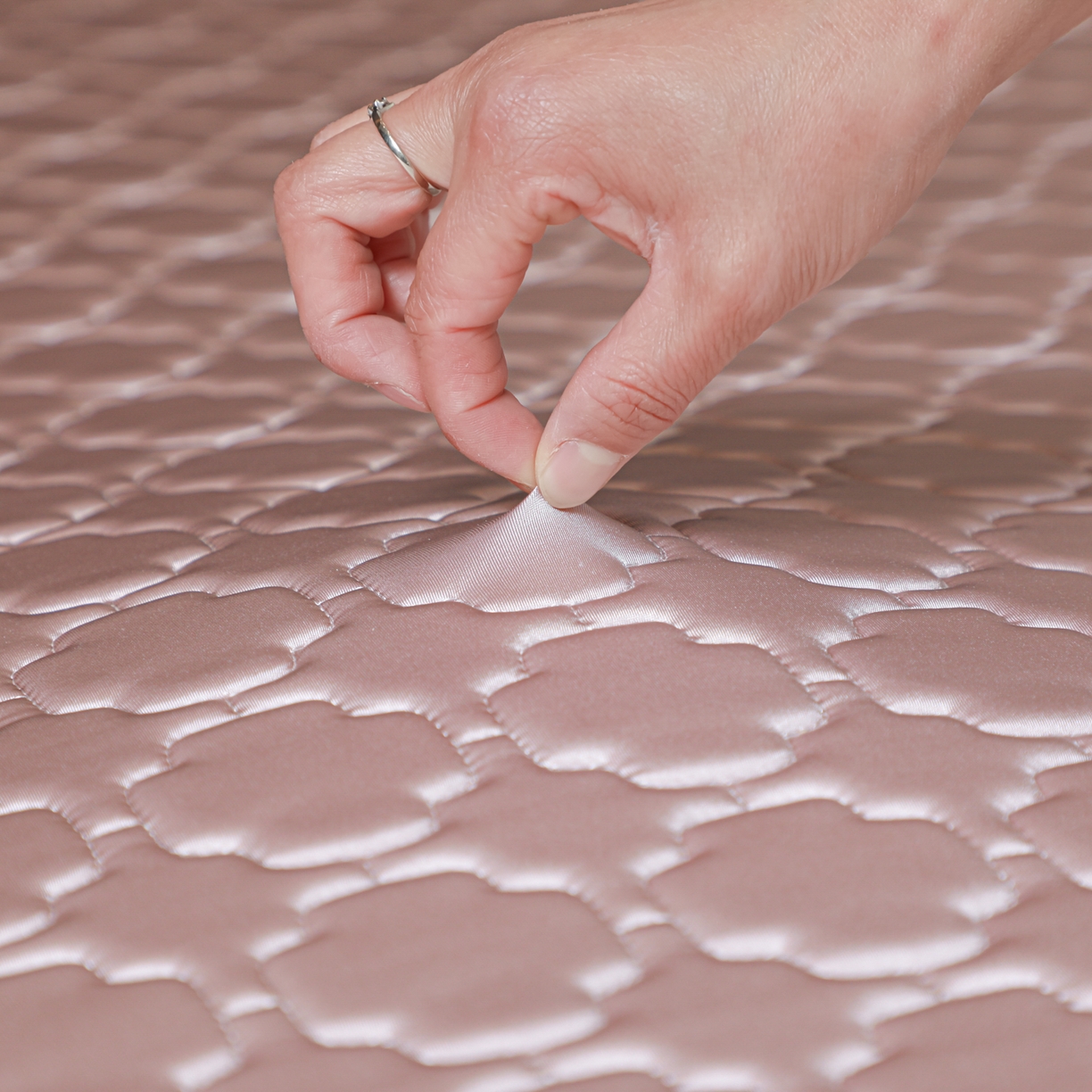 91家纺网 家纺一手货源 找家纺 多乐家纺 2026新款水光冰丝绸锦氨冰皮加厚乳胶凉席席子 桔梗紫-床笠款