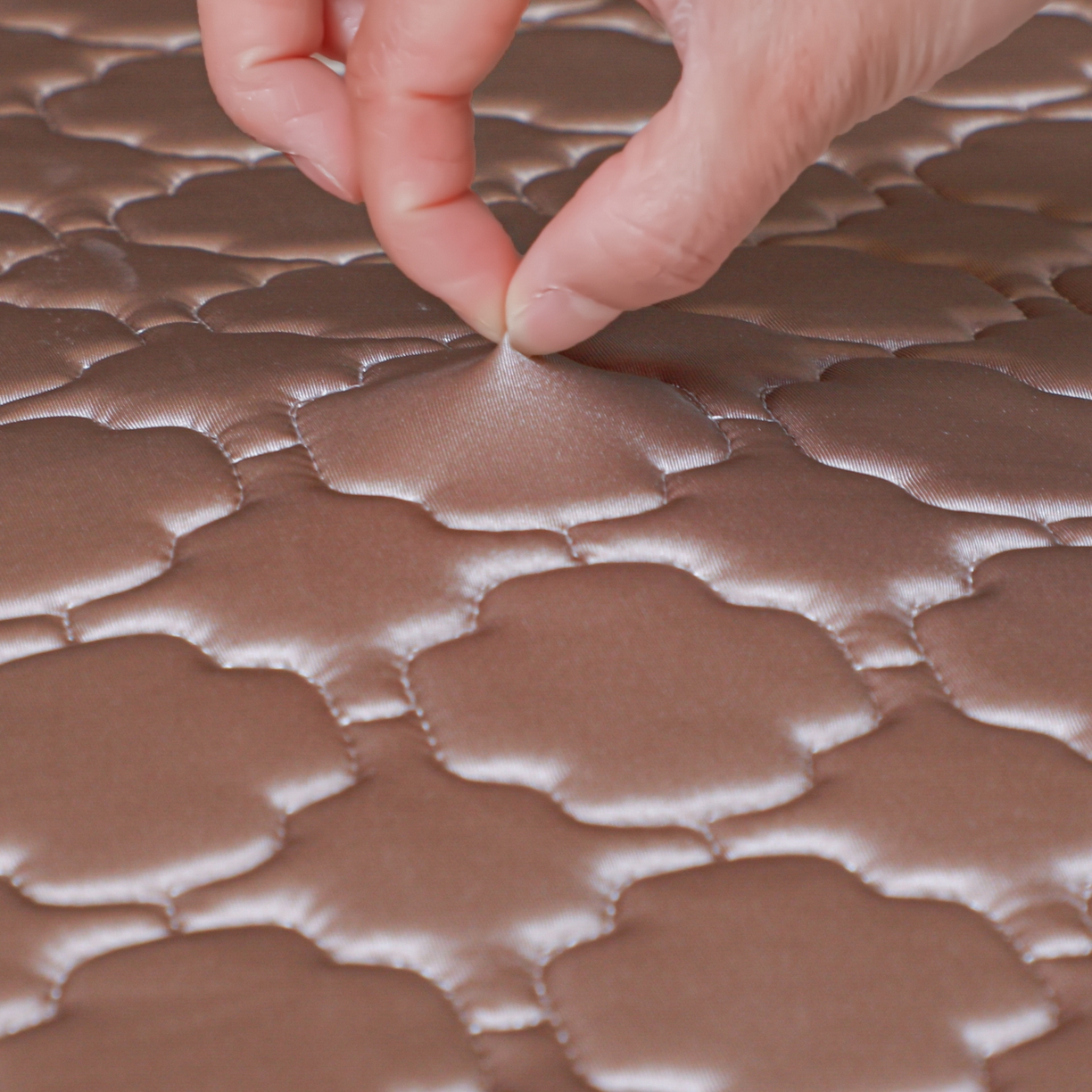 91家纺网 家纺一手货源 找家纺 多乐家纺 2026新款水光冰丝绸锦氨冰皮加厚乳胶凉席席子 香槟金-床笠款