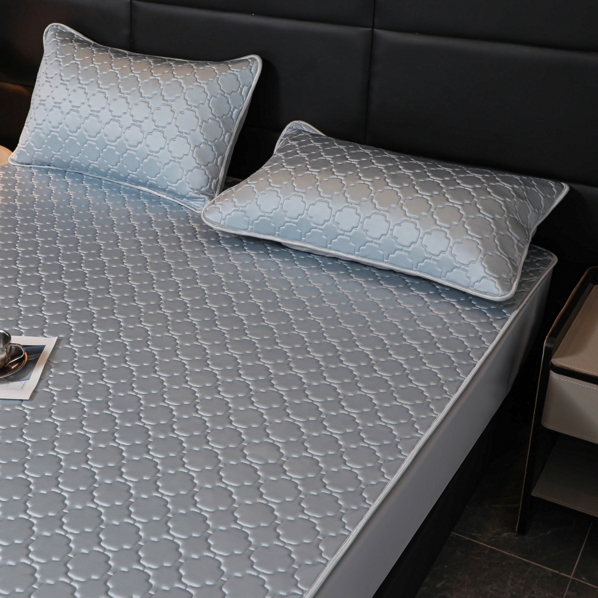 91家纺网 家纺一手货源 找家纺 多乐家纺 2026新款水光冰丝绸锦氨冰皮加厚乳胶凉席席子 雾蓝-床笠款