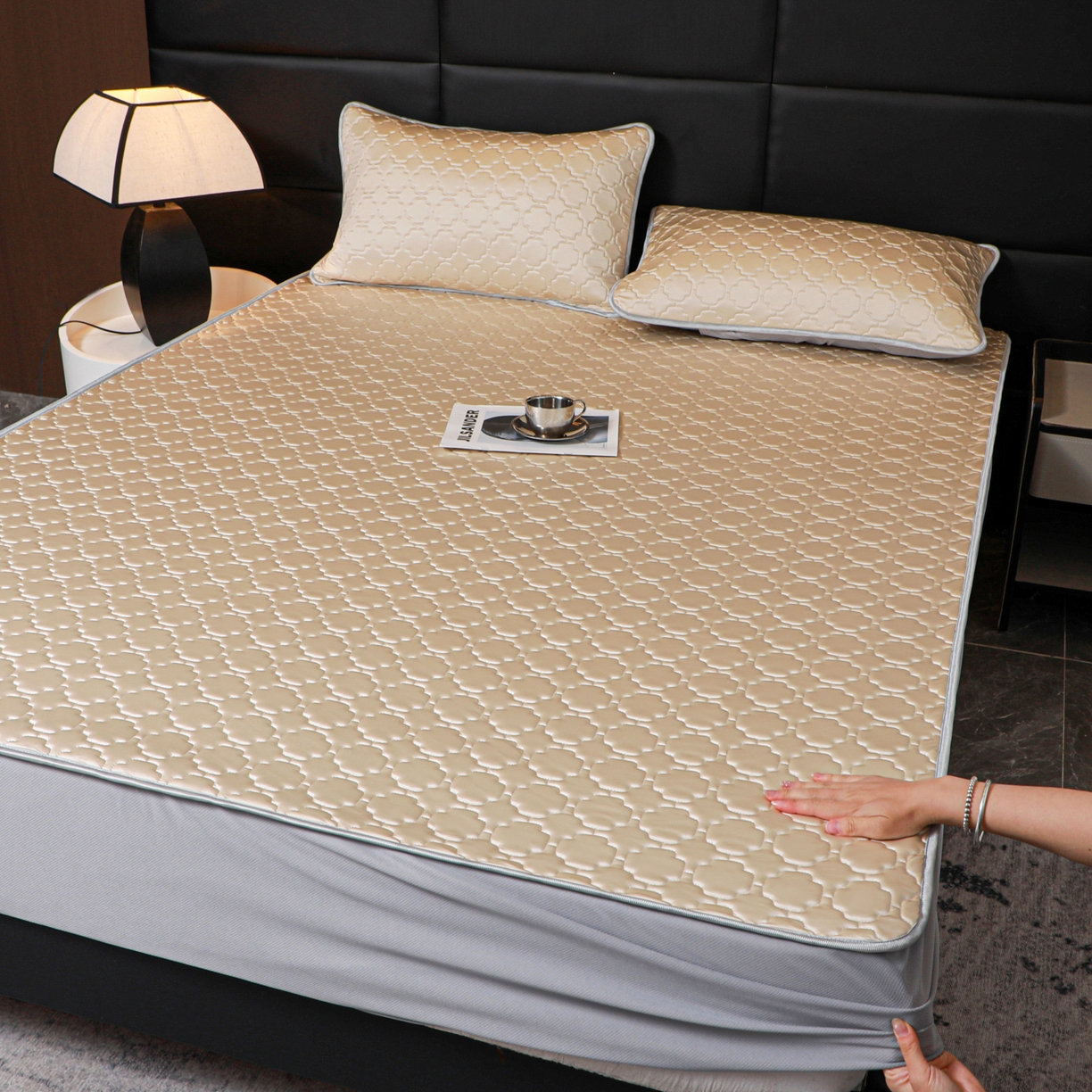 91家纺网 家纺一手货源 找家纺 多乐家纺 2026新款水光冰丝绸锦氨冰皮加厚乳胶凉席席子 杏黄-床笠款