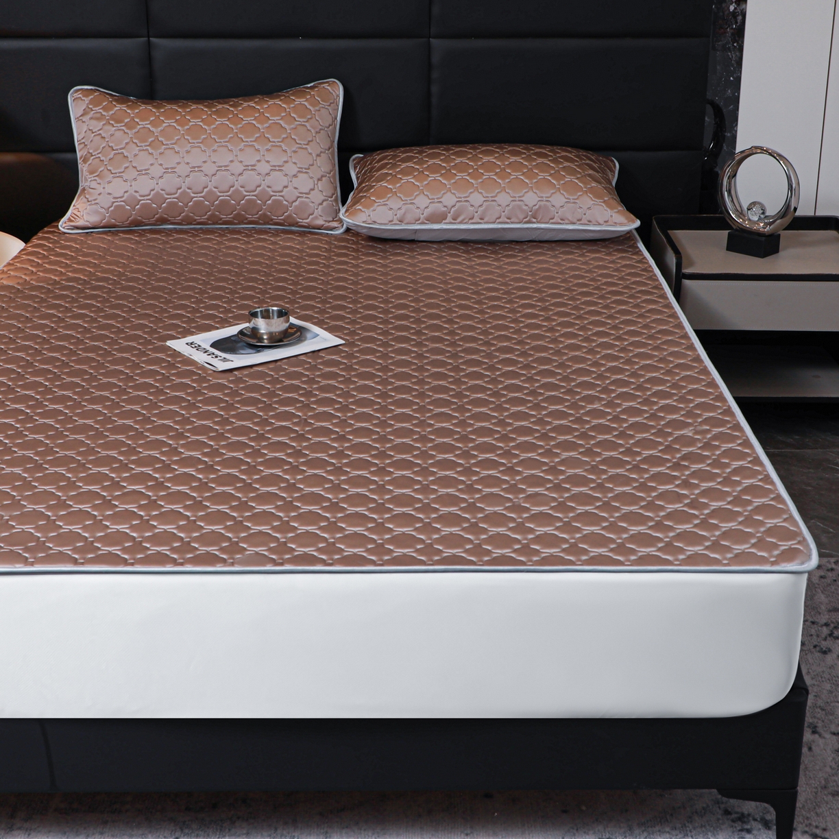 91家纺网 家纺一手货源 找家纺 多乐家纺 2026新款水光冰丝绸锦氨冰皮加厚乳胶凉席席子 香槟金-床席款