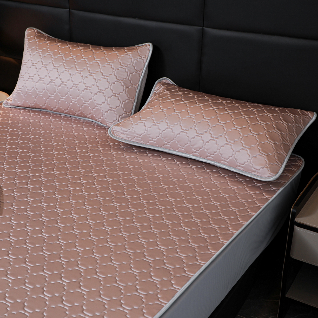 91家纺网 家纺一手货源 找家纺 多乐家纺 2026新款水光冰丝绸锦氨冰皮加厚乳胶凉席席子 桔梗紫-床笠款