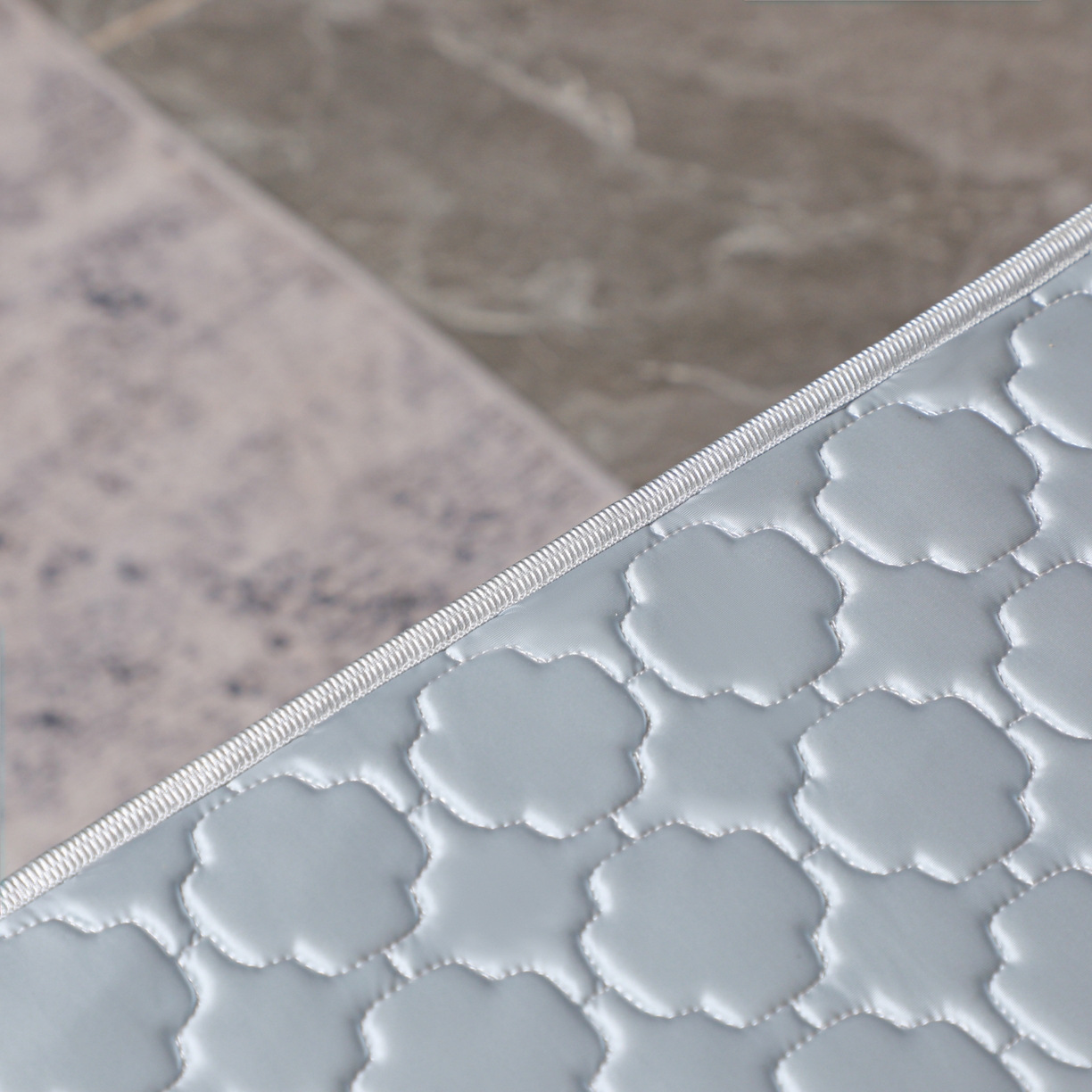 91家纺网 家纺一手货源 找家纺 多乐家纺 2026新款水光冰丝绸锦氨冰皮加厚乳胶凉席席子 雾蓝-床笠款