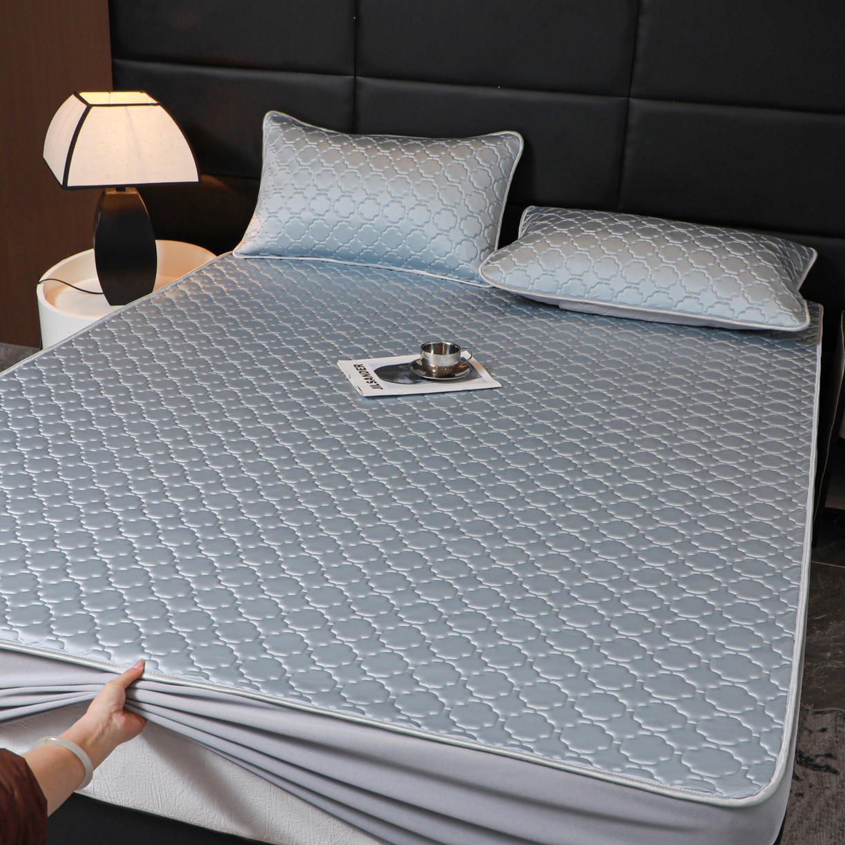 91家纺网 家纺一手货源 找家纺 多乐家纺 2026新款水光冰丝绸锦氨冰皮加厚乳胶凉席席子 雾蓝-床笠款